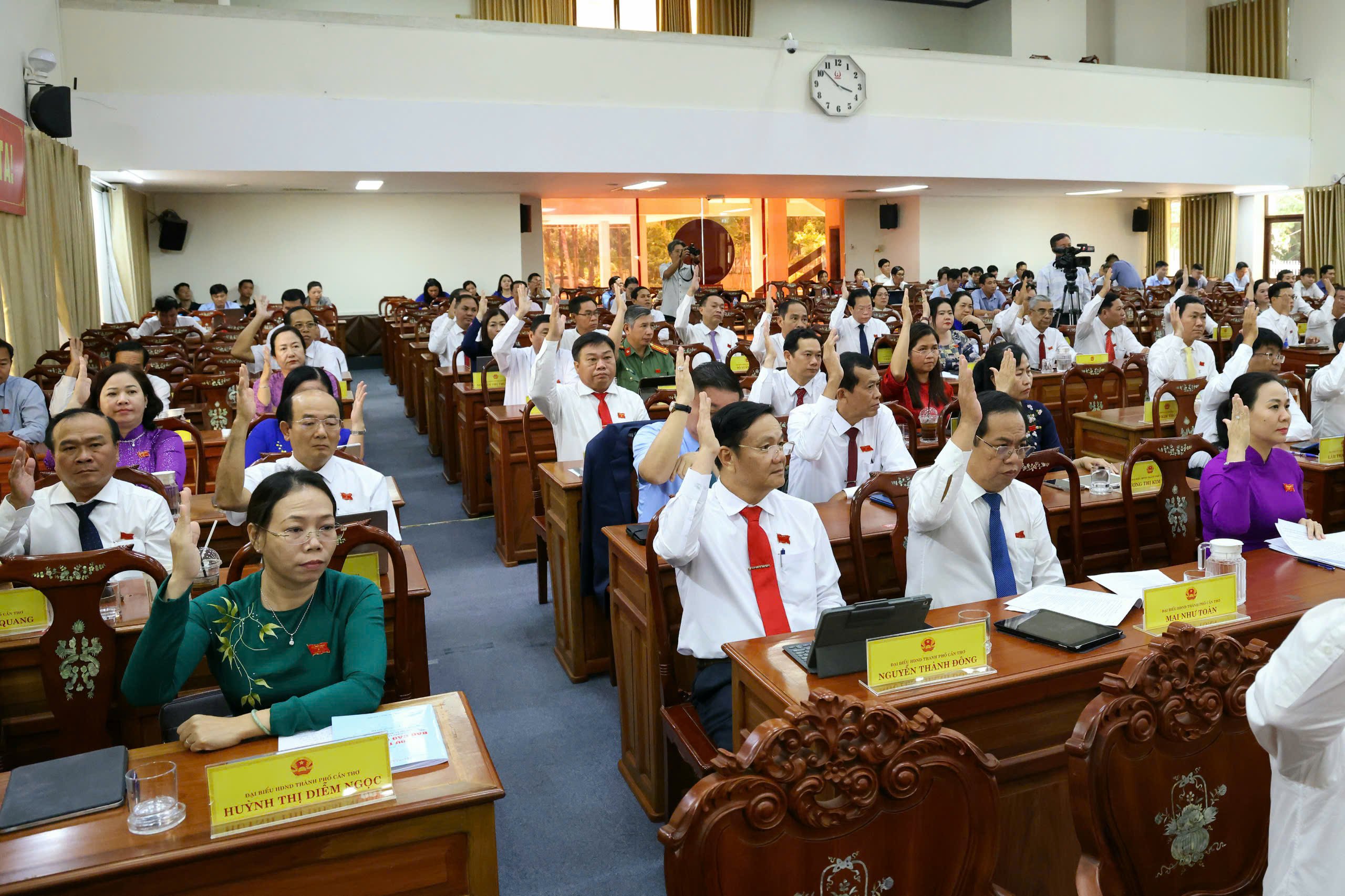 Các đại biểu biểu quyết thông qua các Nghị quyết tại kỳ họp.