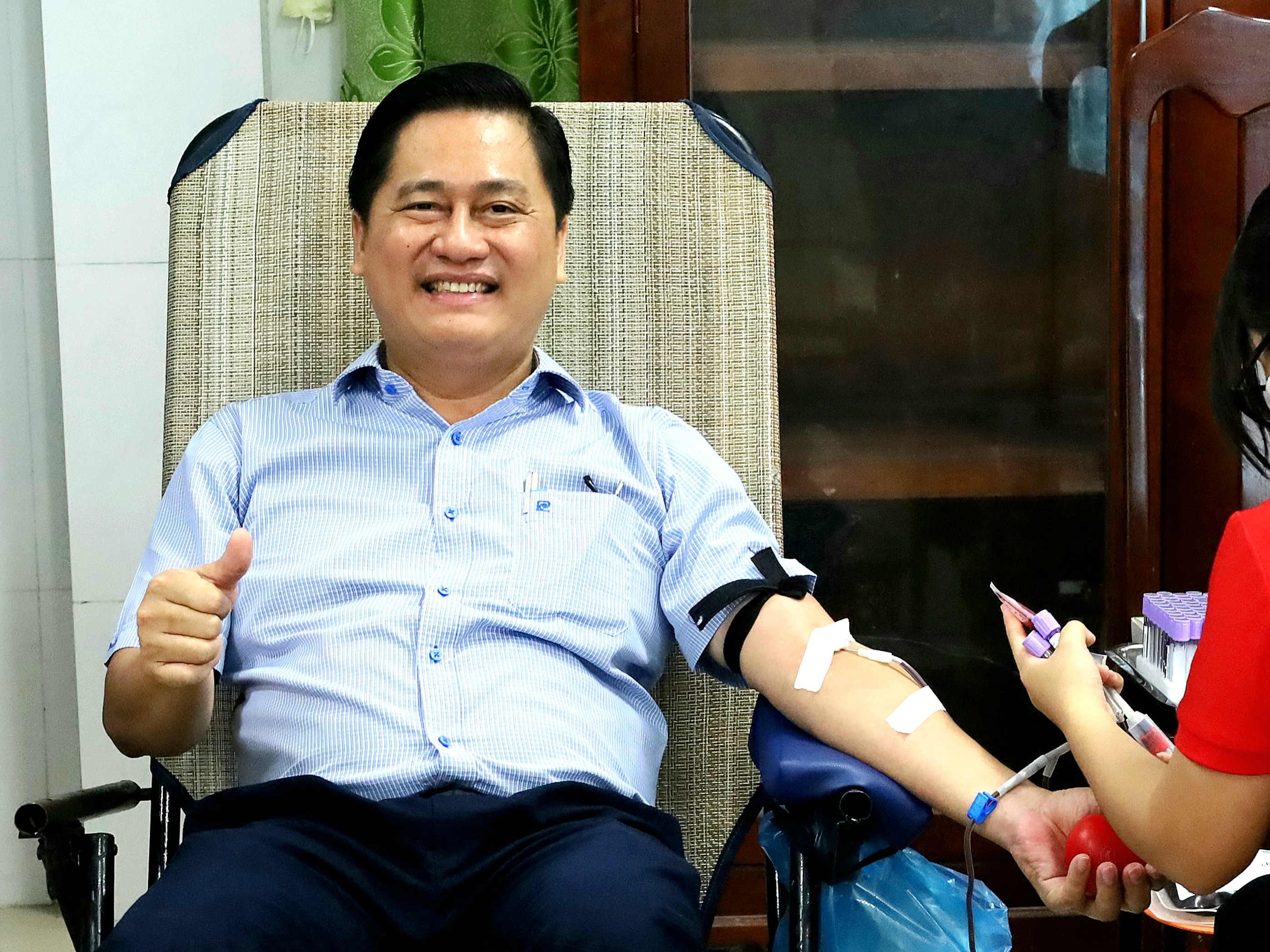 Ông Võ Anh Huy – Bí thư Đảng ủy phường Phước Thới tham gia hiến máu tình nguyện.
