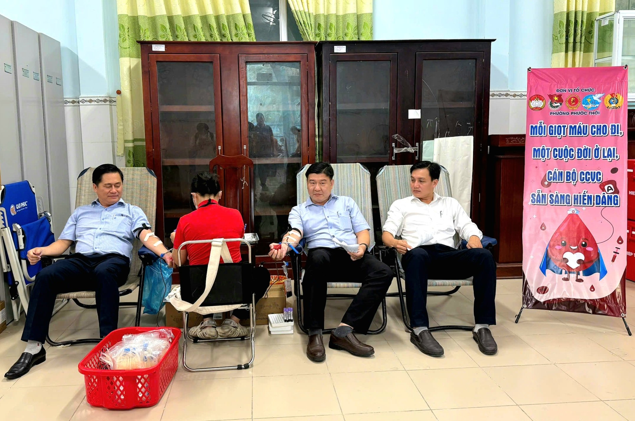 Ủy ban nhân dân phường Phước Thới, TP. Cần Thơ tổ chức chương trình hiến máu tình nguyện với thông điệp “Hiến máu cứu người - Hãy hiến thường xuyên”.