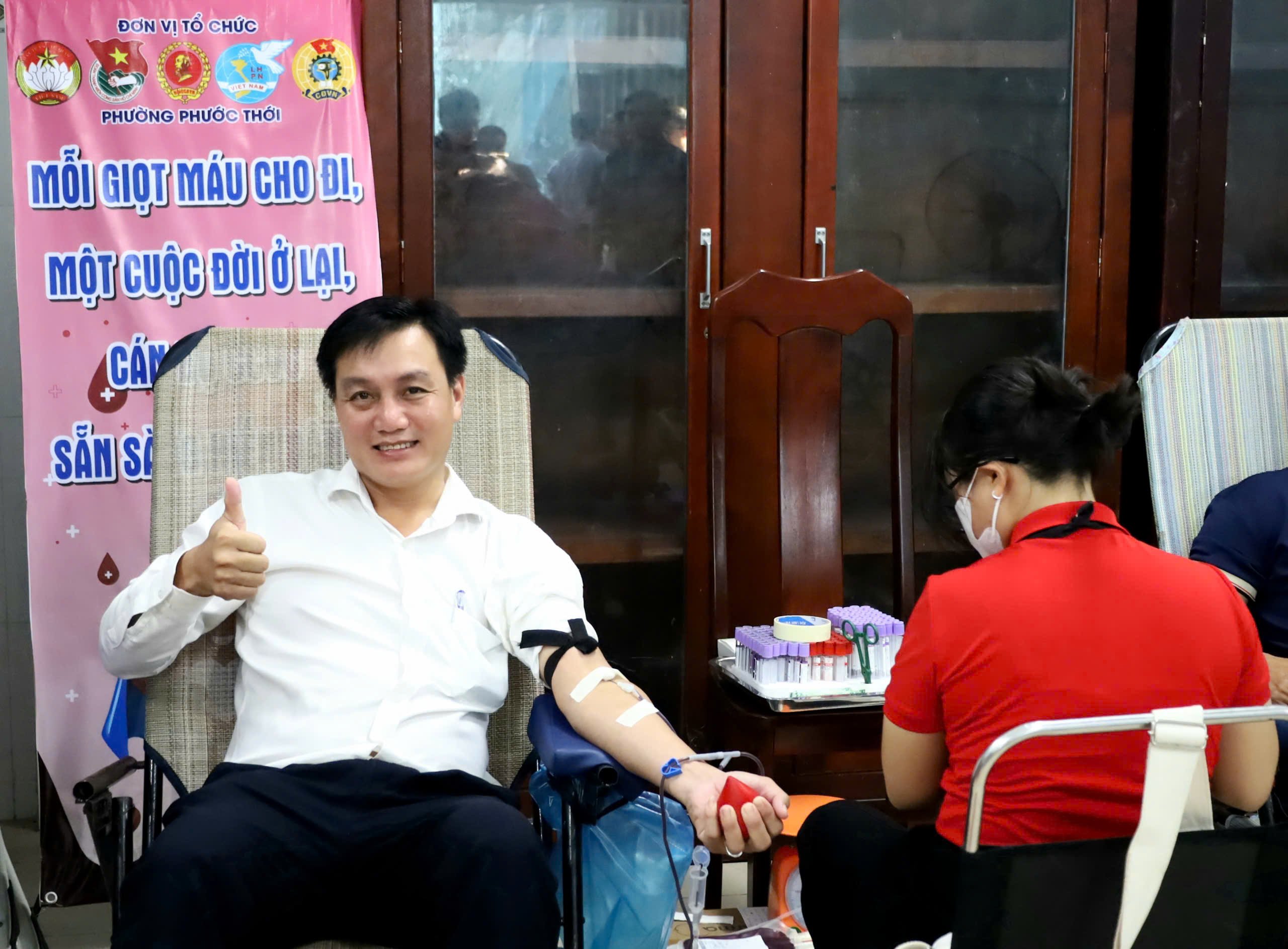Ông Nguyễn Hoàng Hận - Chủ tịch UBND phường Phước Thới tham gia hiến máu tình nguyện.