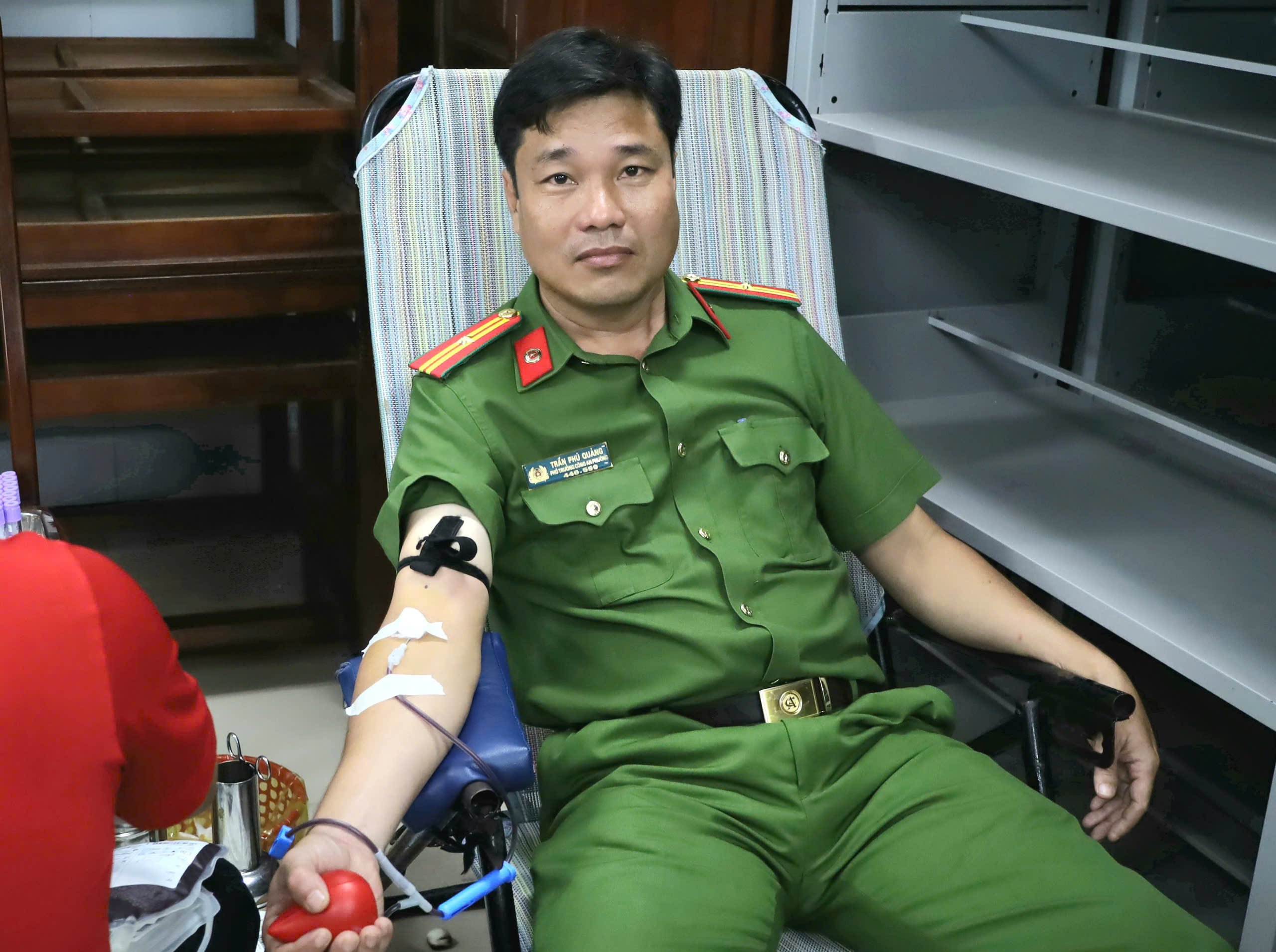 Cán bộ Công an phường Phước Thới tham gia hiến máu tình nguyện.