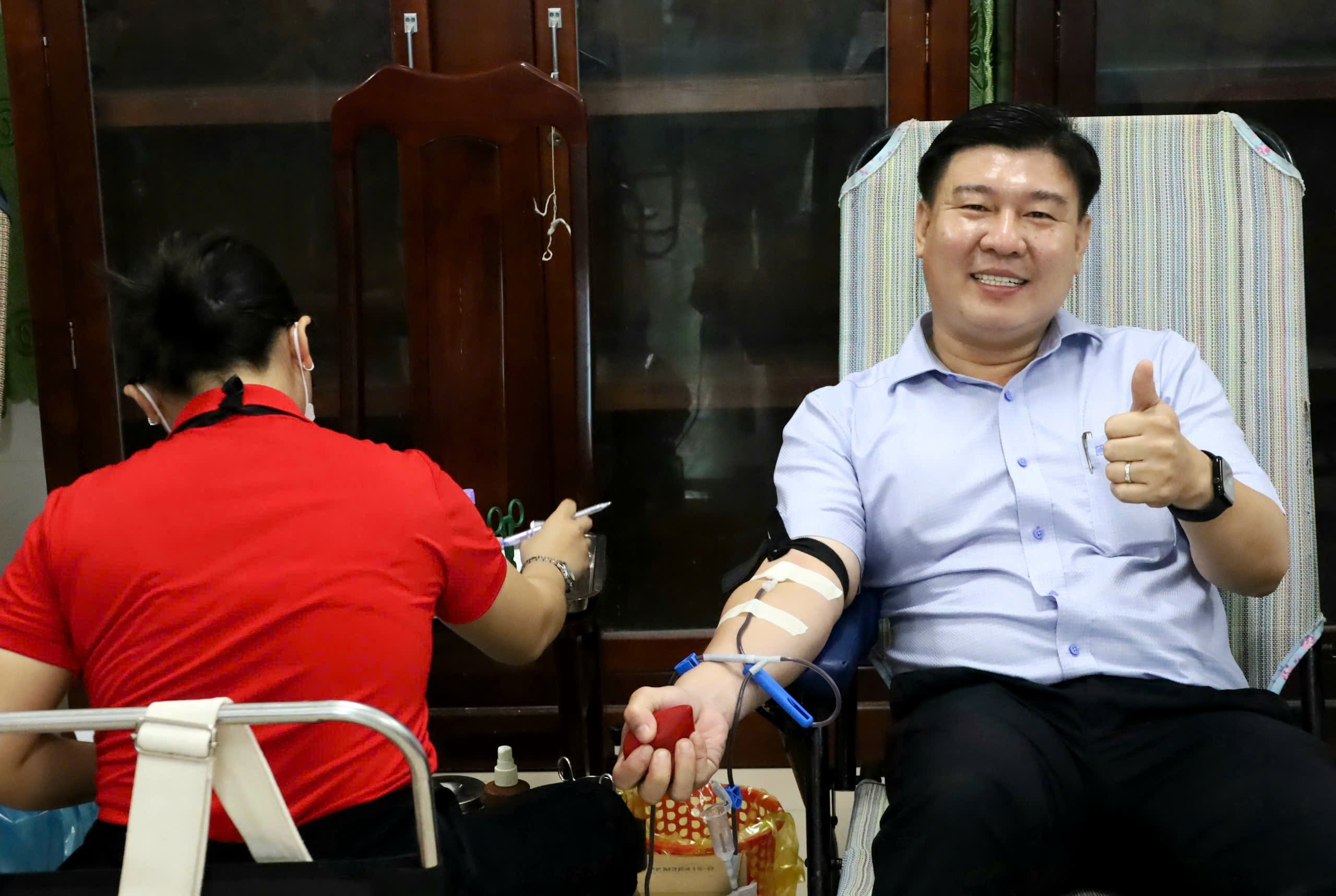 Ông Trương Hòa Lợi - Phó Chủ tịch UBND phường Phước Thới tham gia hiến máu tình nguyện.