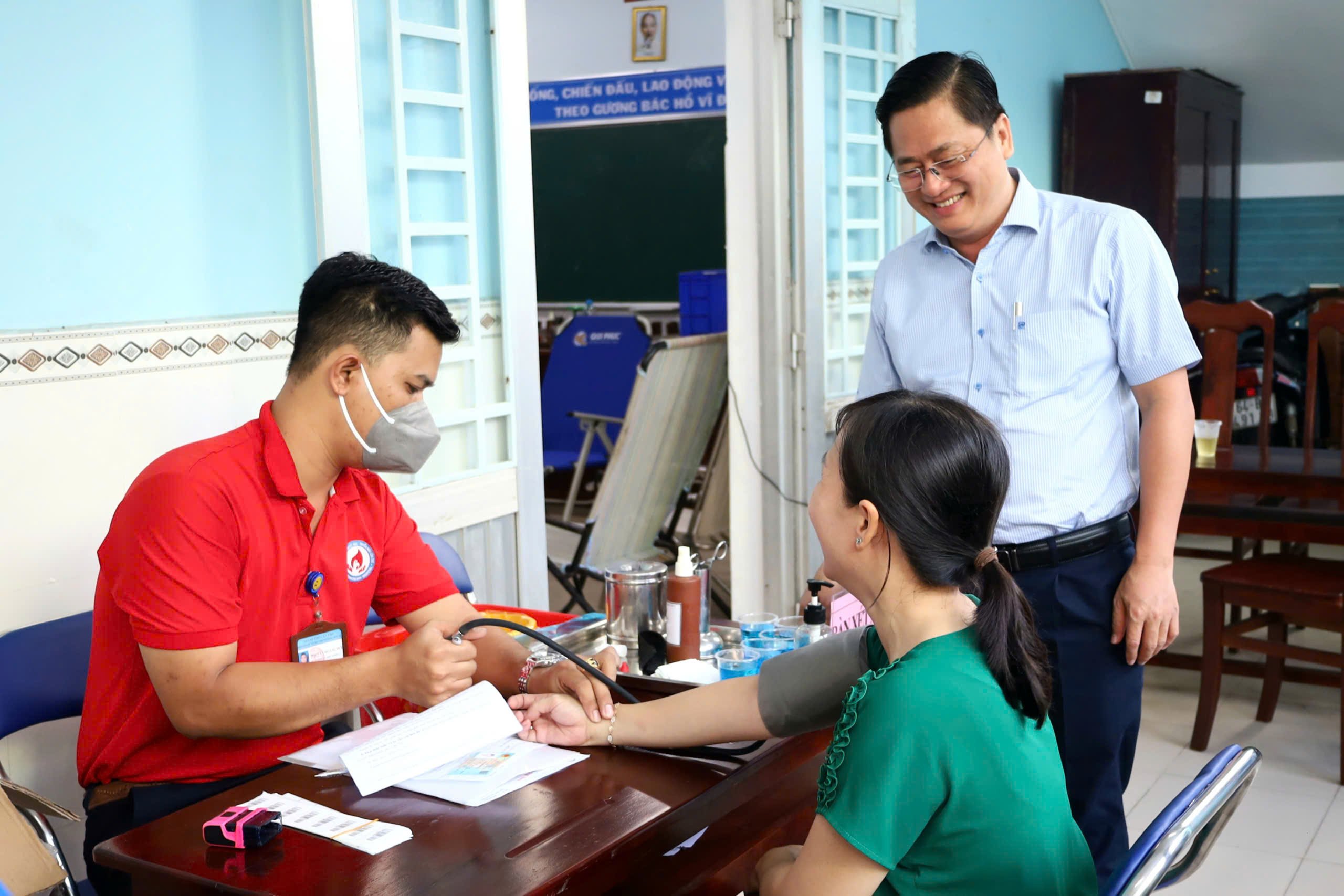 Ông Võ Anh Huy – Bí thư Đảng ủy phường Phước Thới thăm hỏi người tham gia hiến máu tình nguyện.