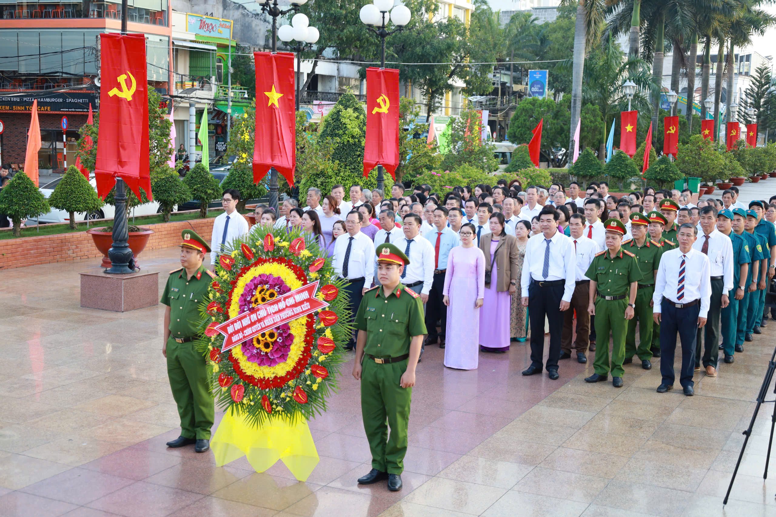 Trước khi diễn ra Đại hội các đại biểu đến dâng hoa, dâng hương tại Tượng đài Bác Hồ. Ảnh: Bi Bi.