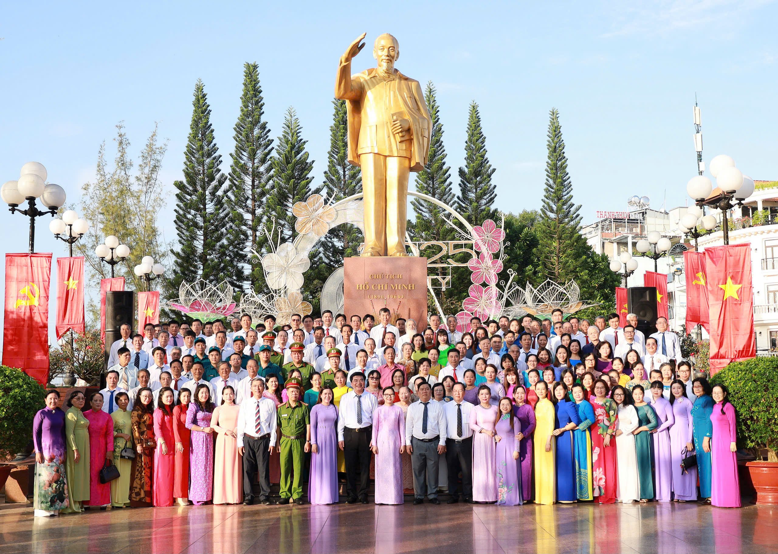 Các đại biểu chụp hình lưu niệm tại Tượng đài Bác Hồ. Ảnh: Bi Bi.