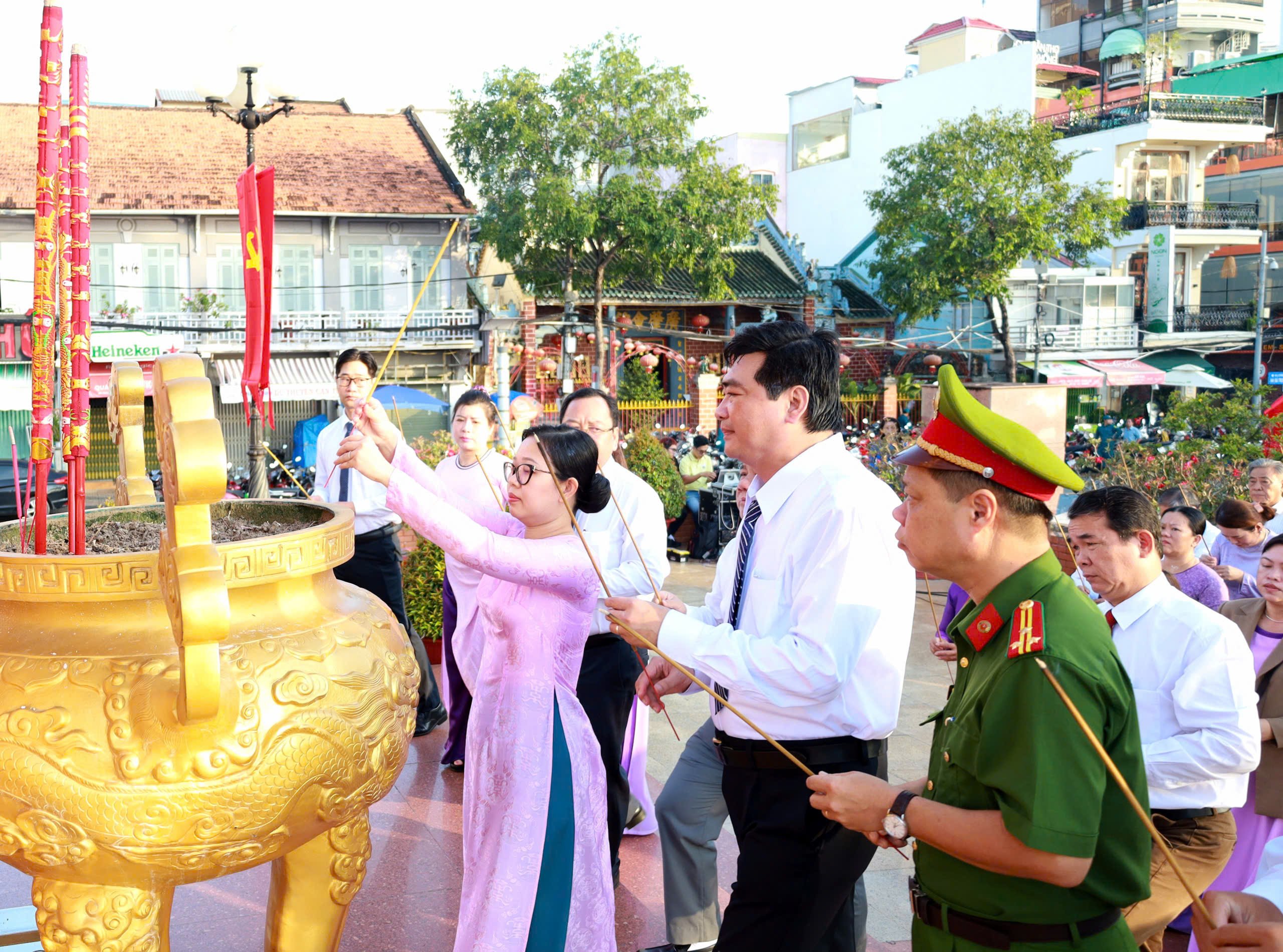 Bà Trần Thị Vĩnh Nghi - Bí thư Đảng ủy Phường Ninh Kiều và các đại biểu dâng hương Tượng đài Bác Hồ. Ảnh: Bi Bi.
