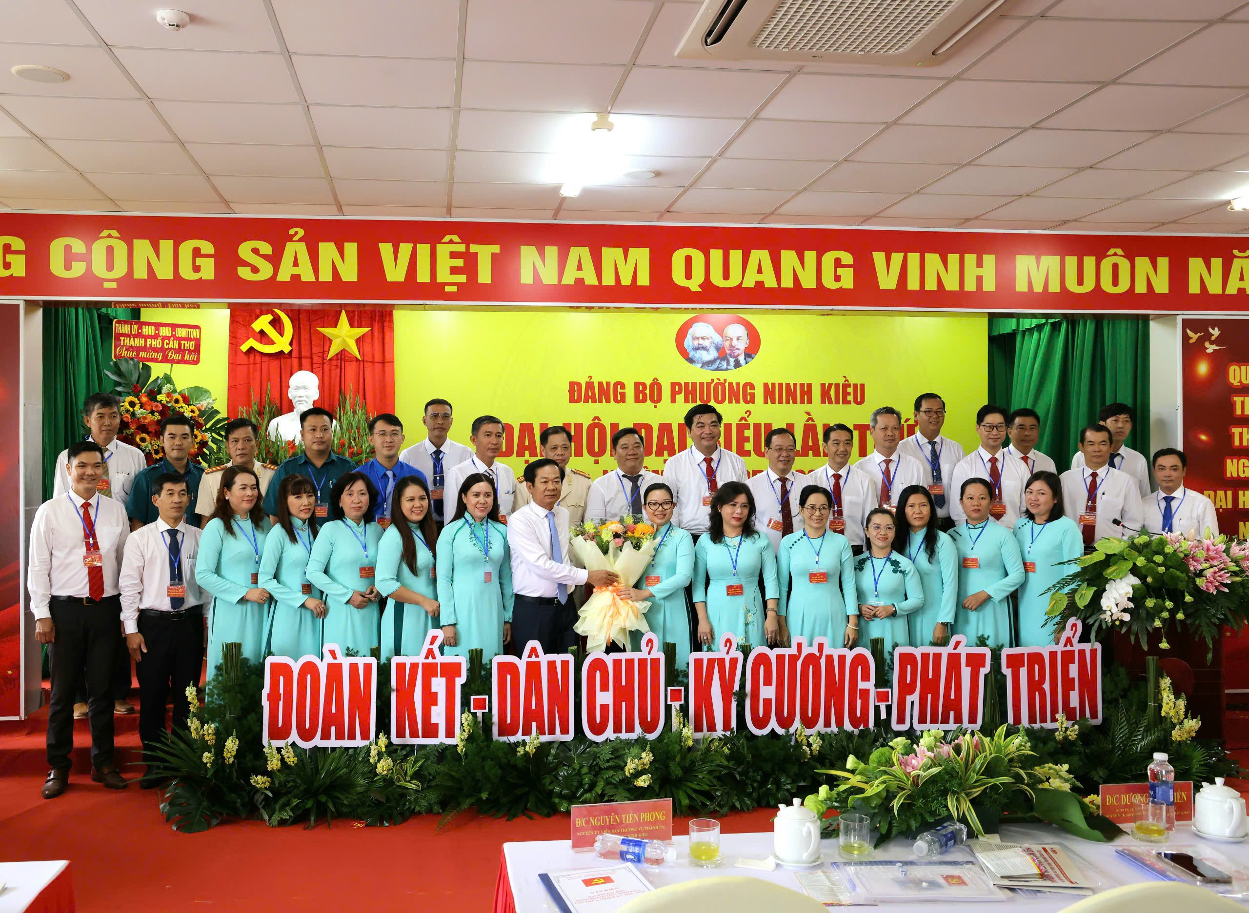 Ông Đỗ Thanh Bình - Ủy viên BCH Trung ương Đảng, Bí thư Thành ủy Cần Thơ tặng hoa chúc mừng Ban Chấp hành Đảng bộ phường Ninh Kiều.