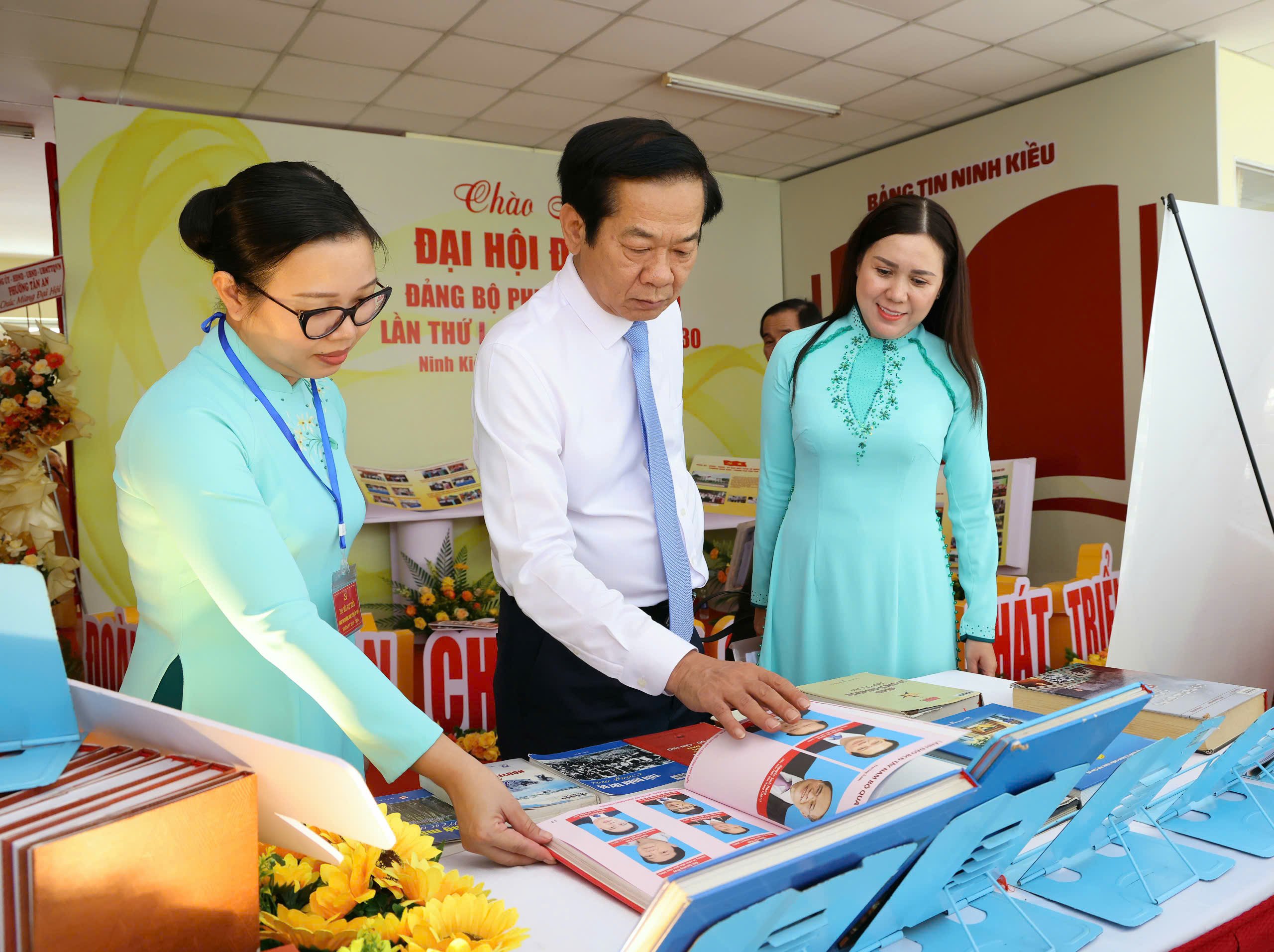 Ông Đỗ Thanh Bình - Bí thư Thành ủy Cần Thơ; bà Trần Thị Vĩnh Nghi - Bí thư Đảng ủy Phường Ninh Kiều và bà Nguyễn Thị Hồng Nga - Chủ tịch UBMTTQVN phường Ninh Kiều tham quan khu vực trưng bày tại Đại hội.