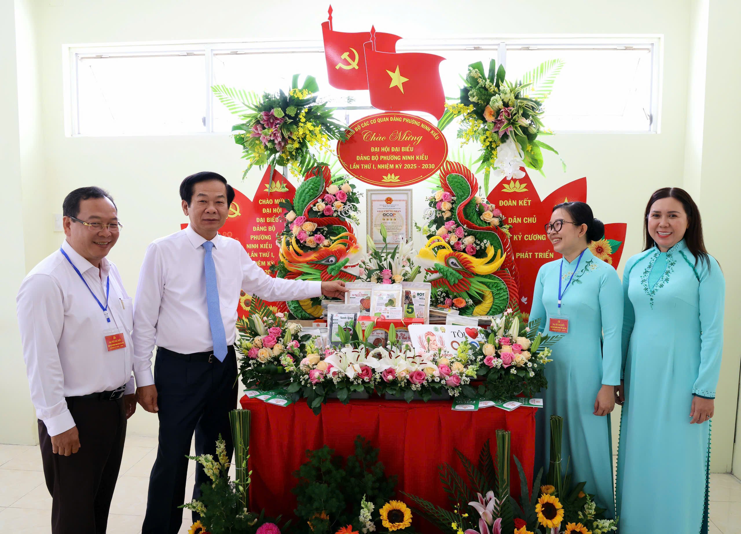 Ông Đỗ Thanh Bình - Bí thư Thành ủy Cần Thơ; bà Trần Thị Vĩnh Nghi - Bí thư Đảng ủy; bà Nguyễn Thị Hồng Nga - Chủ tịch UBMTTQVN phường và ông Nguyễn Ngọc Ánh - Phó Chủ tịch Thường trực UBND phường Ninh Kiều tham quan khu vực trưng bày tại Đại hội.
