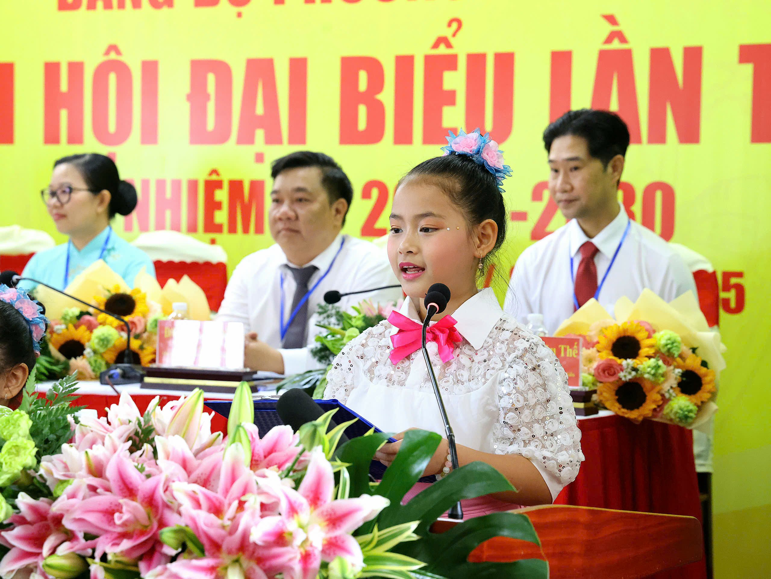 Đại diện thiếu nhi phát biểu chúc mừng Đại hội.