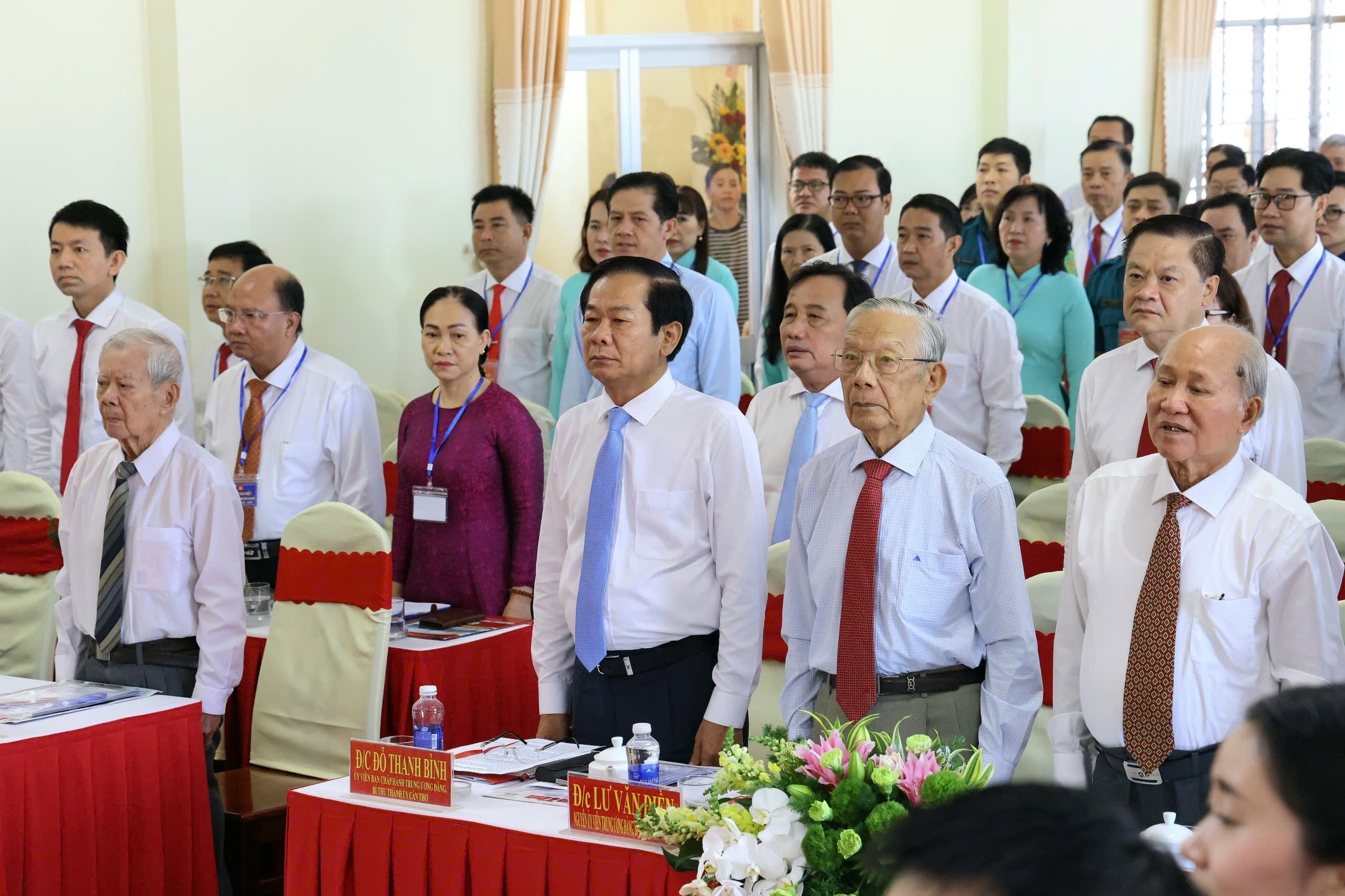 Ông Đỗ Thanh Bình (thứ 3 từ phải qua) - Ủy viên BCH Trung ương Đảng, Bí thư Thành ủy Cần Thơ đến dự và phát biểu chỉ đạo đại hội.