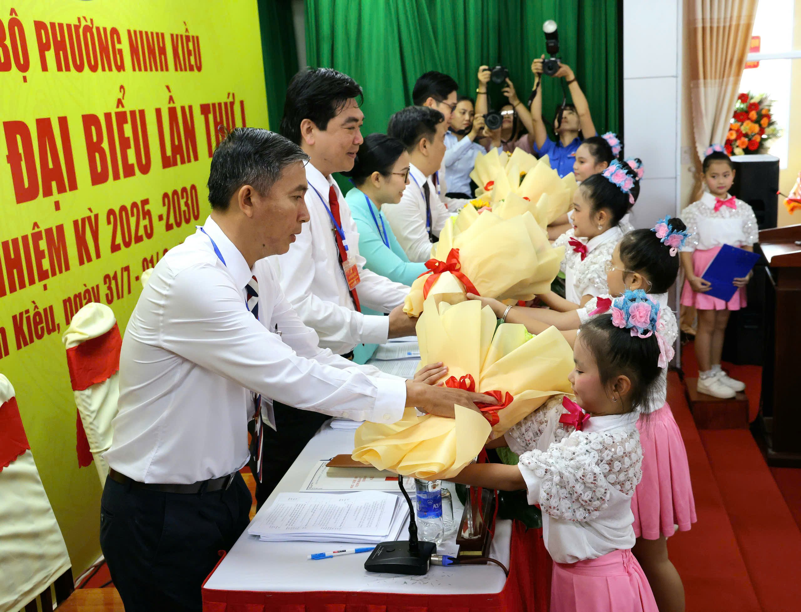 Các em thiếu nhi tặng hoa chúc mừng Đại hội.