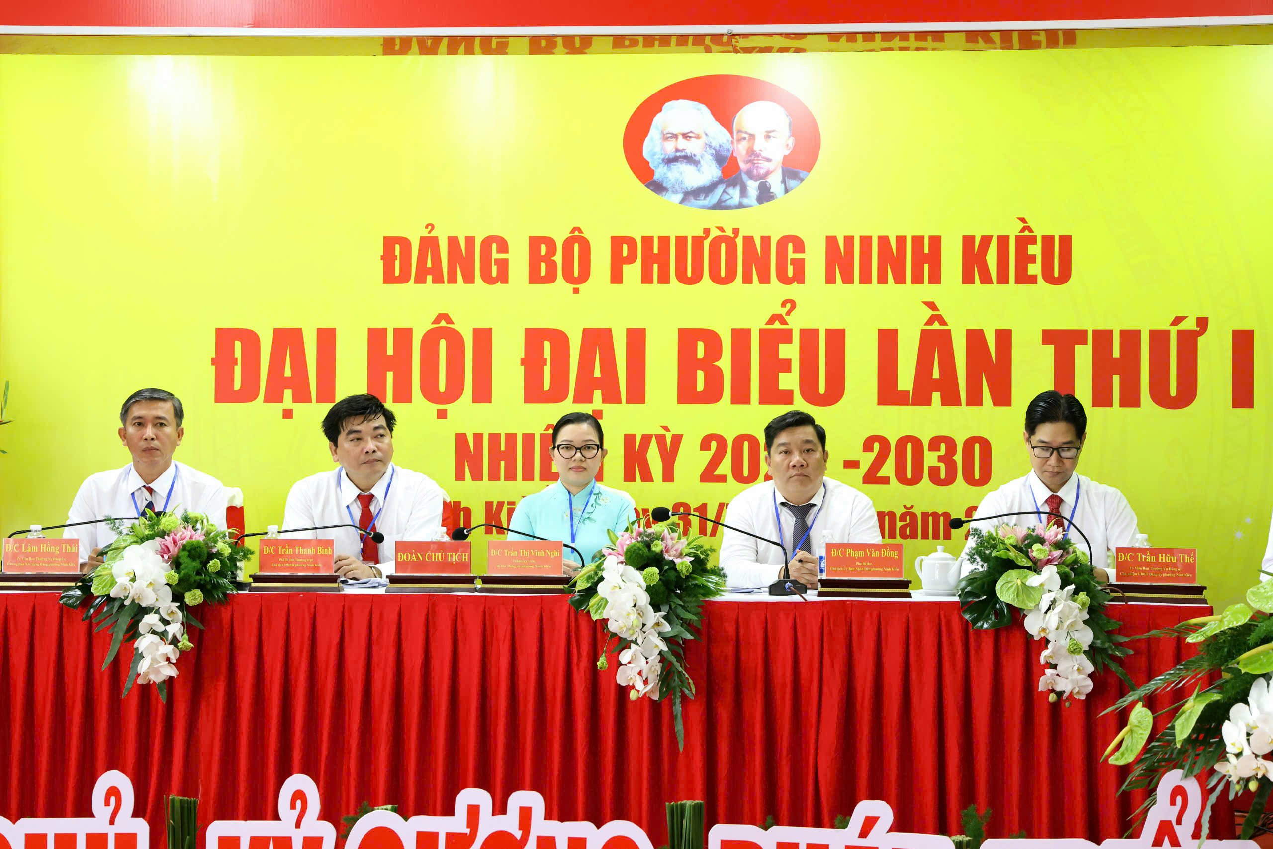 Đoàn Chủ tịch Đại hội.