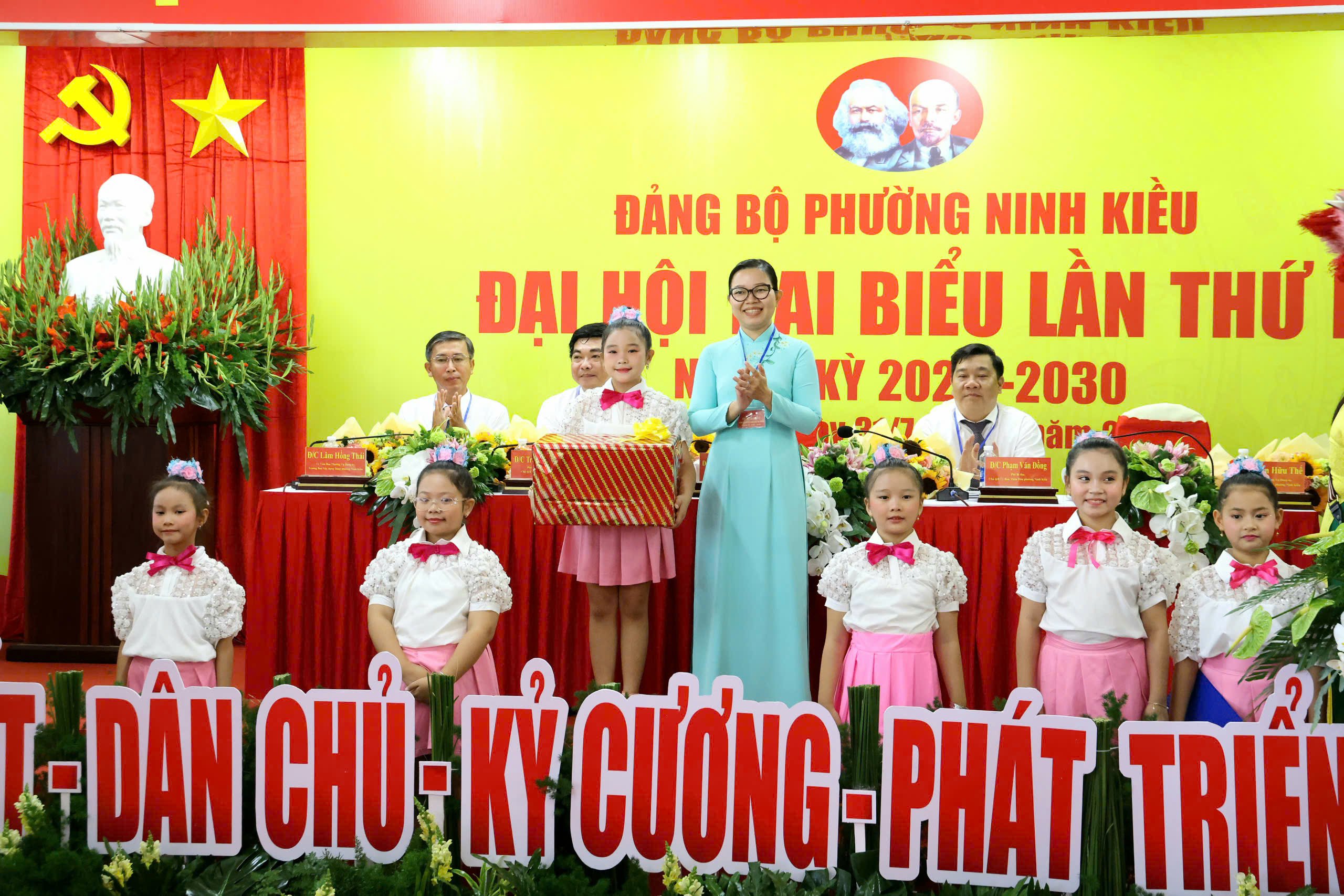 Bà Trần Thị Vĩnh Nghi - Bí thư Đảng ủy Phường Ninh Kiều tặng quà cho các em thiếu nhi.