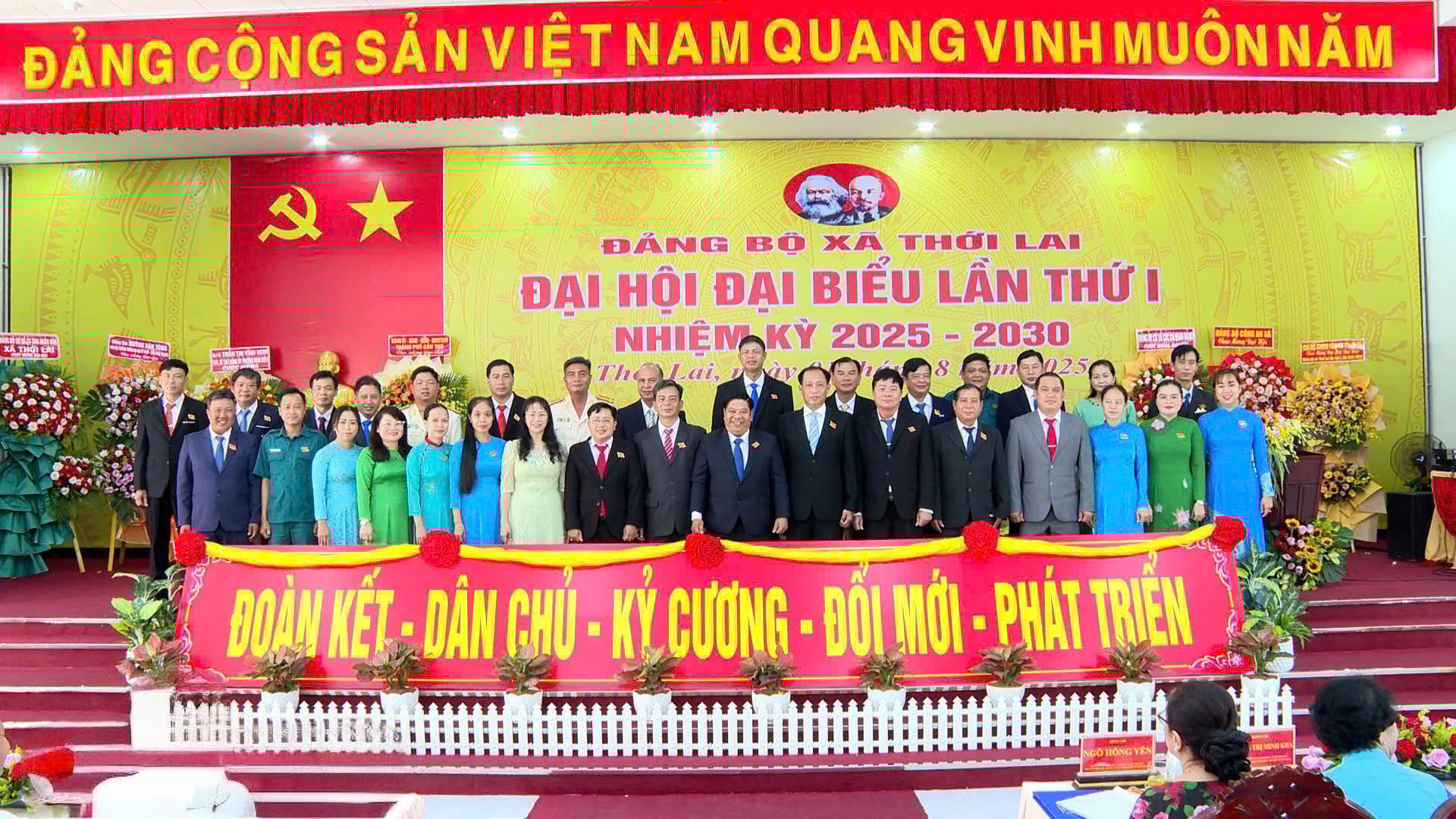 Ban Chấp hành Đảng bộ xã Thới Lai ra mắt Đại hội.