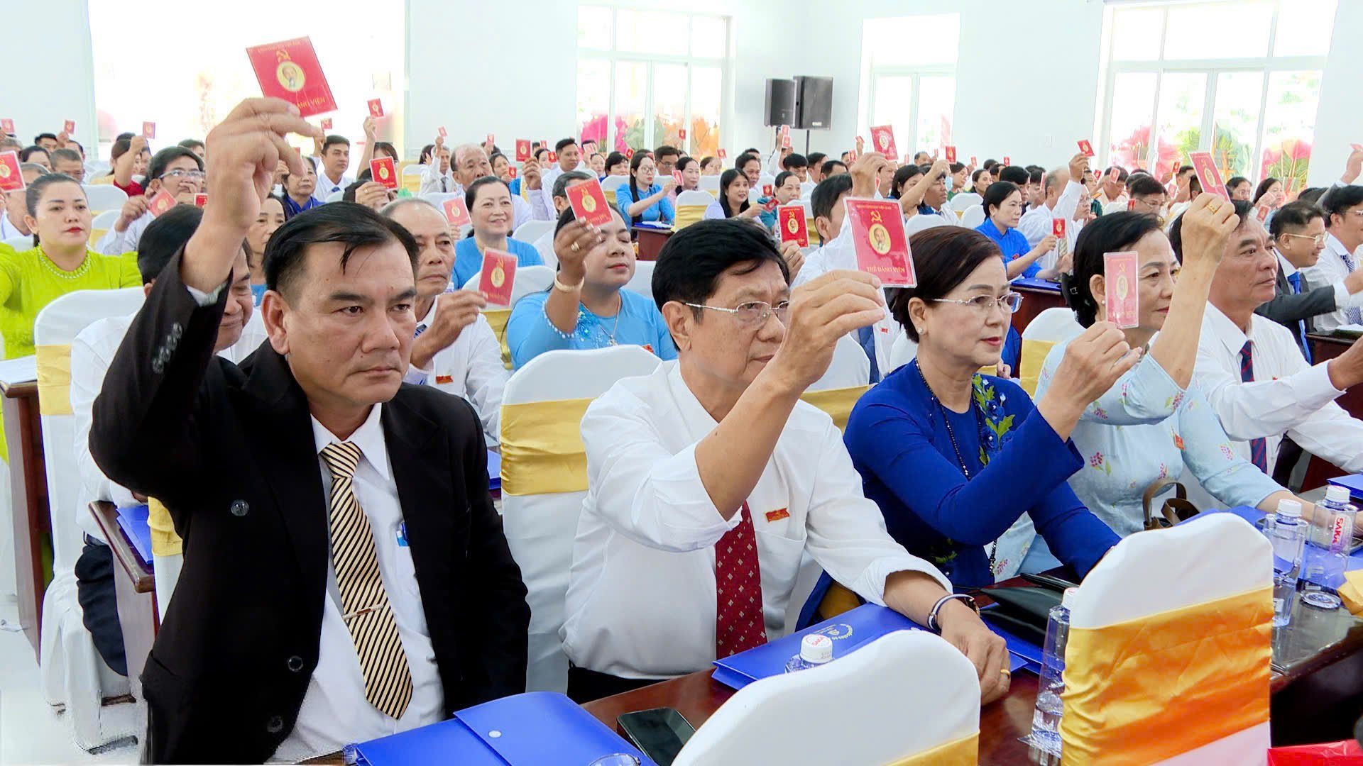 Các đại biểu biểu quyết thông qua Dự thảo Nghị quyết Đại hội đại biểu xã Thới Lai nhiệm kỳ 2025 - 2030.
