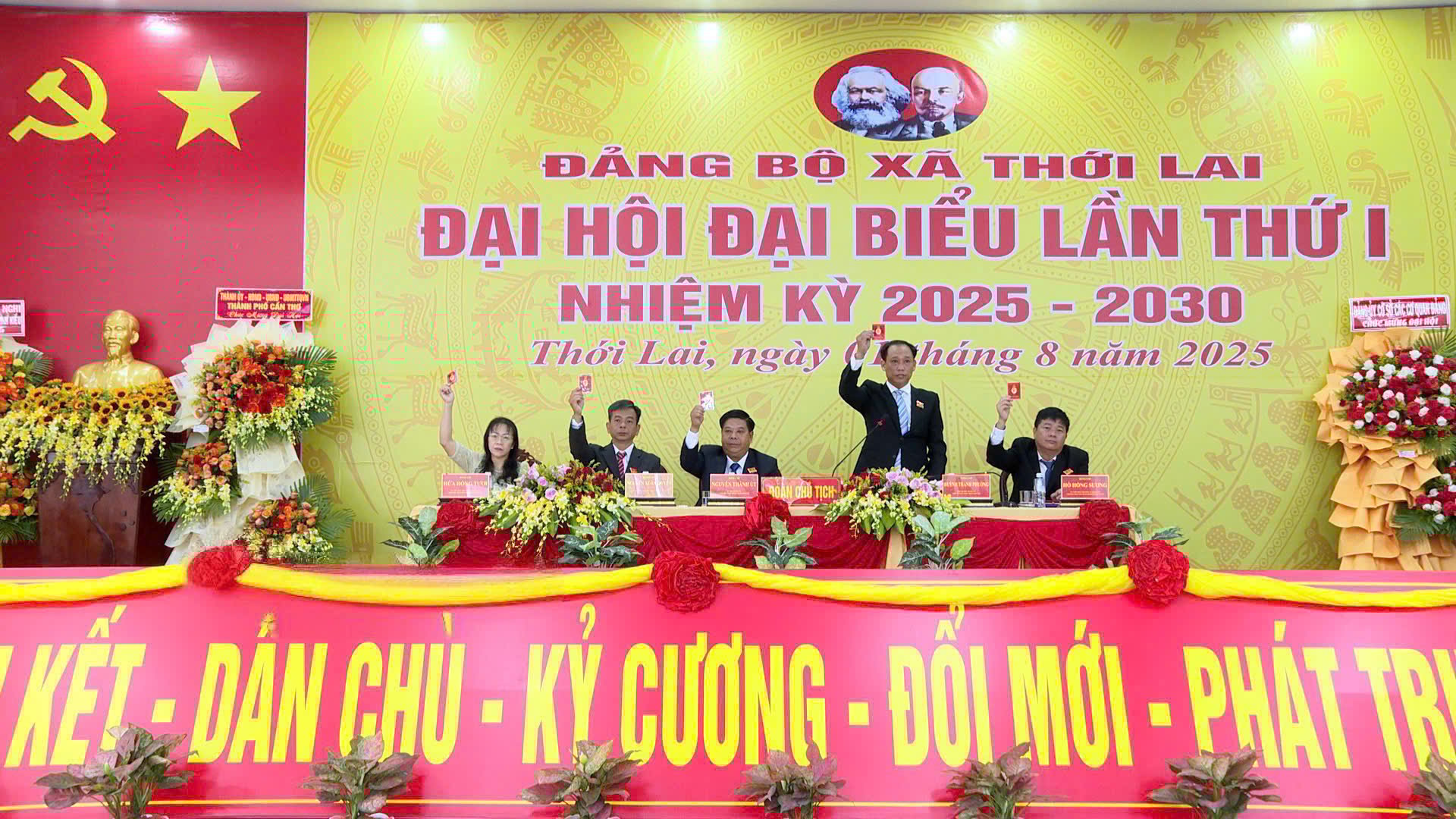 Đoàn Chủ tịch Đại hội.