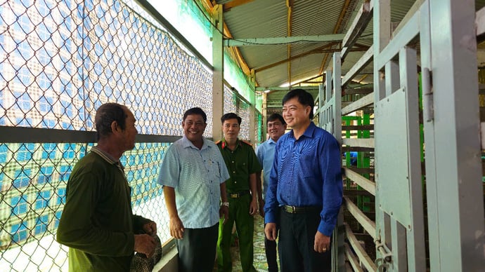 Lãnh đạo xã tham quan, khảo sát mô hình nuôi hươu sao
