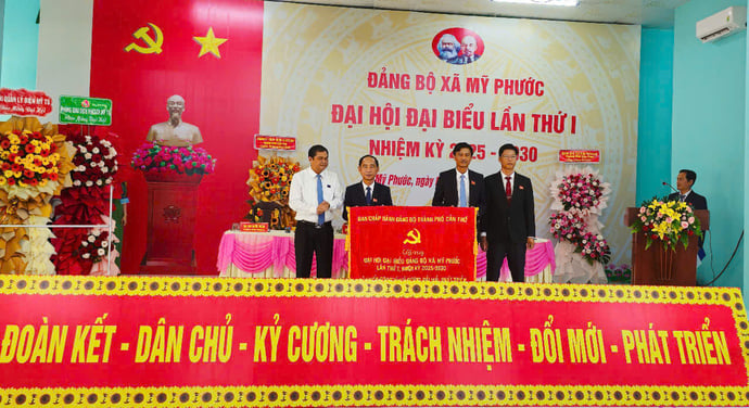 Ông Nguyễn Văn Bảy trao bức trướng cho Đảng bộ và Nhân dân xã Mỹ Phước