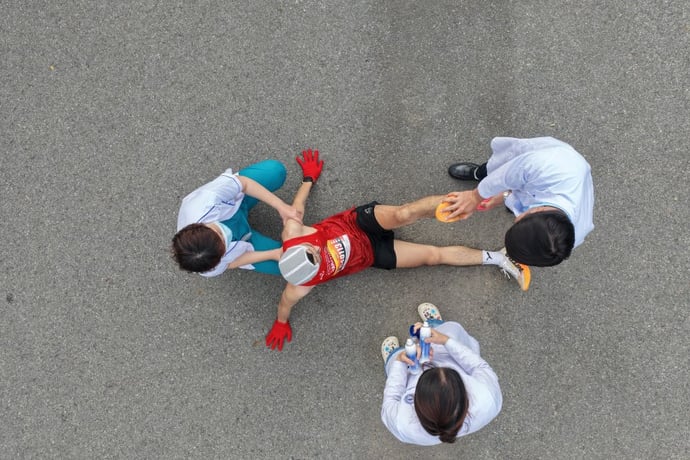 Một VĐV được can thiệp y tế.