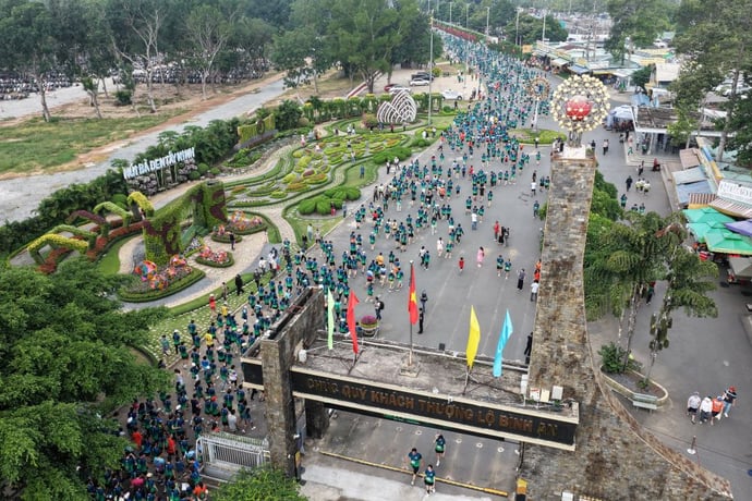 Các vận động viên trên đường đua.