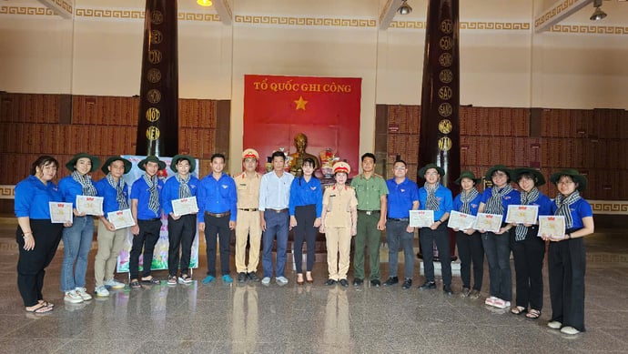 Tuổi trẻ Mỹ Phước báo công tại khu di tích lịch sử quốc gia Khu căn cứ Tỉnh ủy Sóc Trăng tại rừng tràm Mỹ Phước