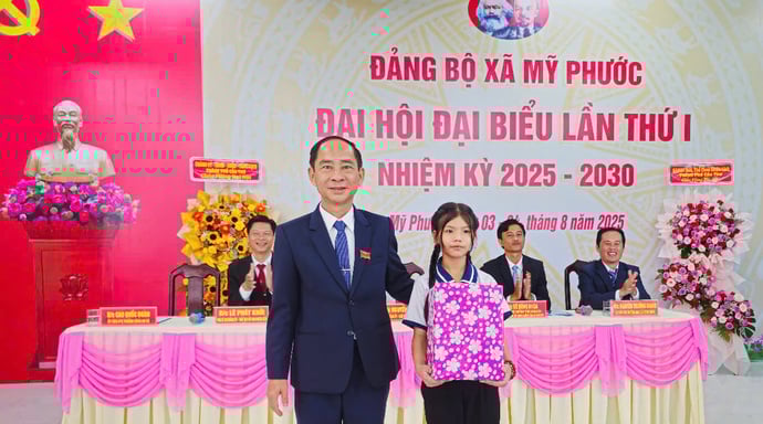 Ông Nguyễn Việt Phú tặng quà cho các cháu thiếu nhi