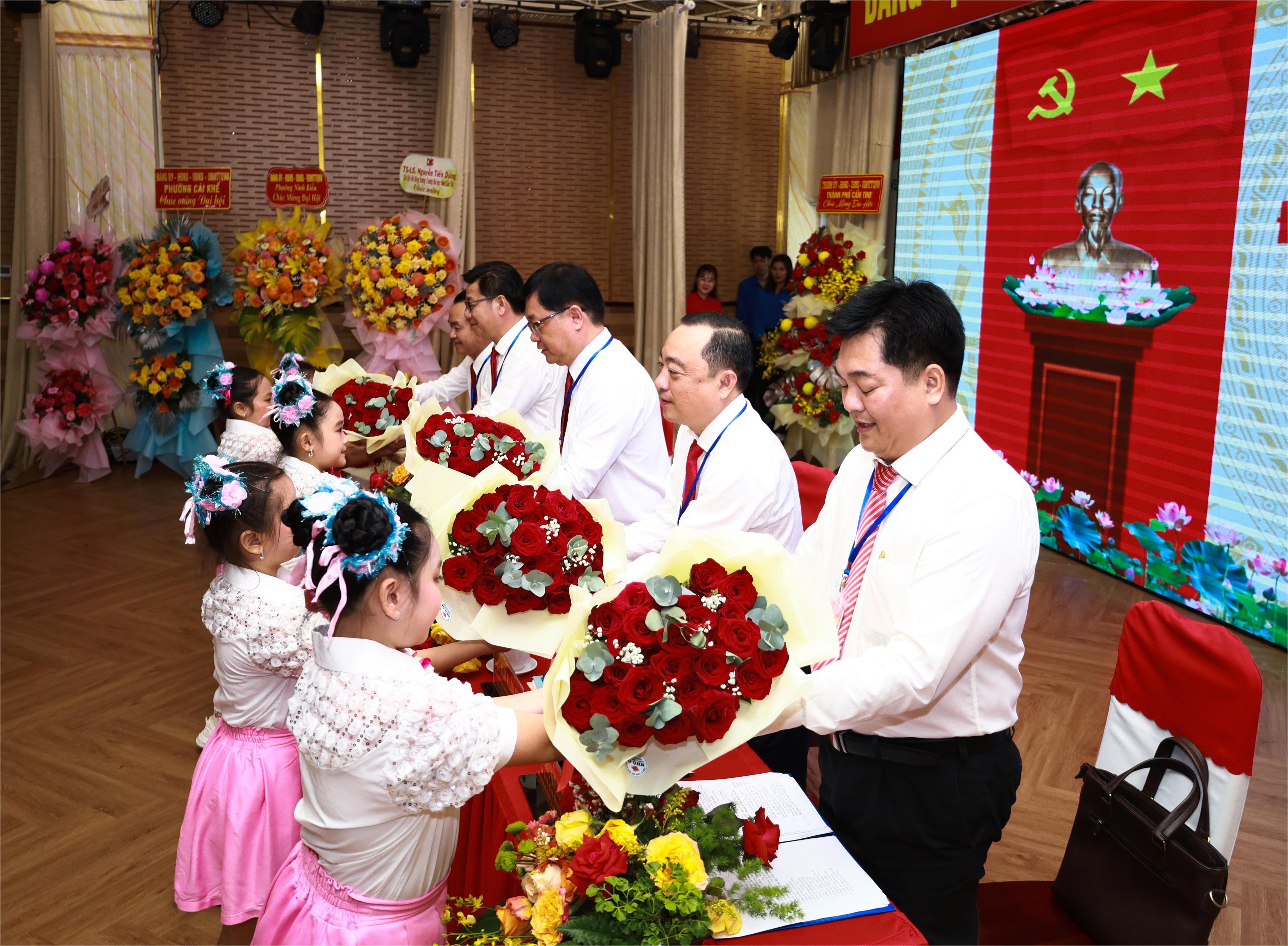 Các em thiếu nhi tặng hoa chúc mừng Đại hội.