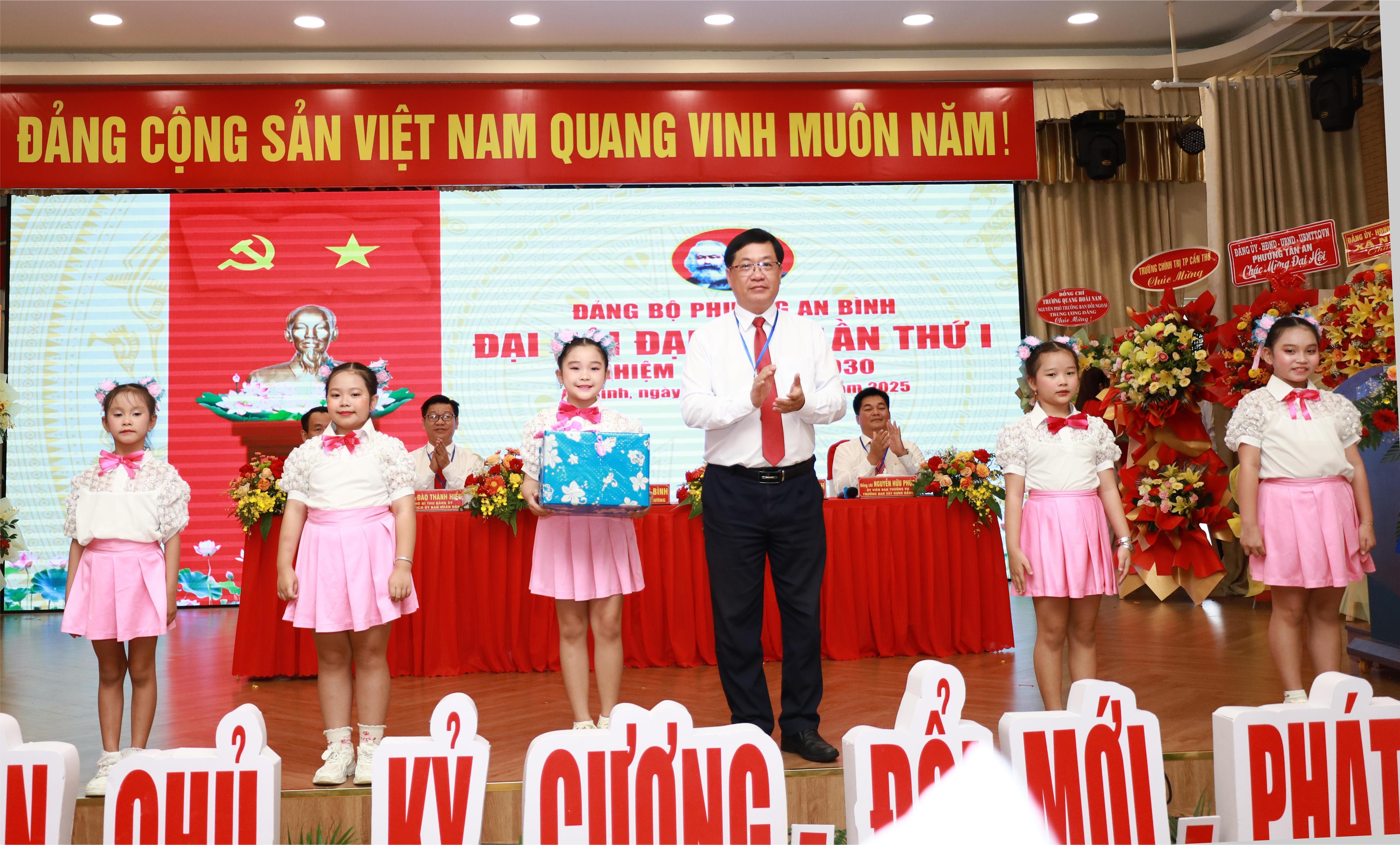 Ông Trần Lê Bình - Bí thư Đảng ủy phường An Bình tặng quà cho các em thiếu nhi.
