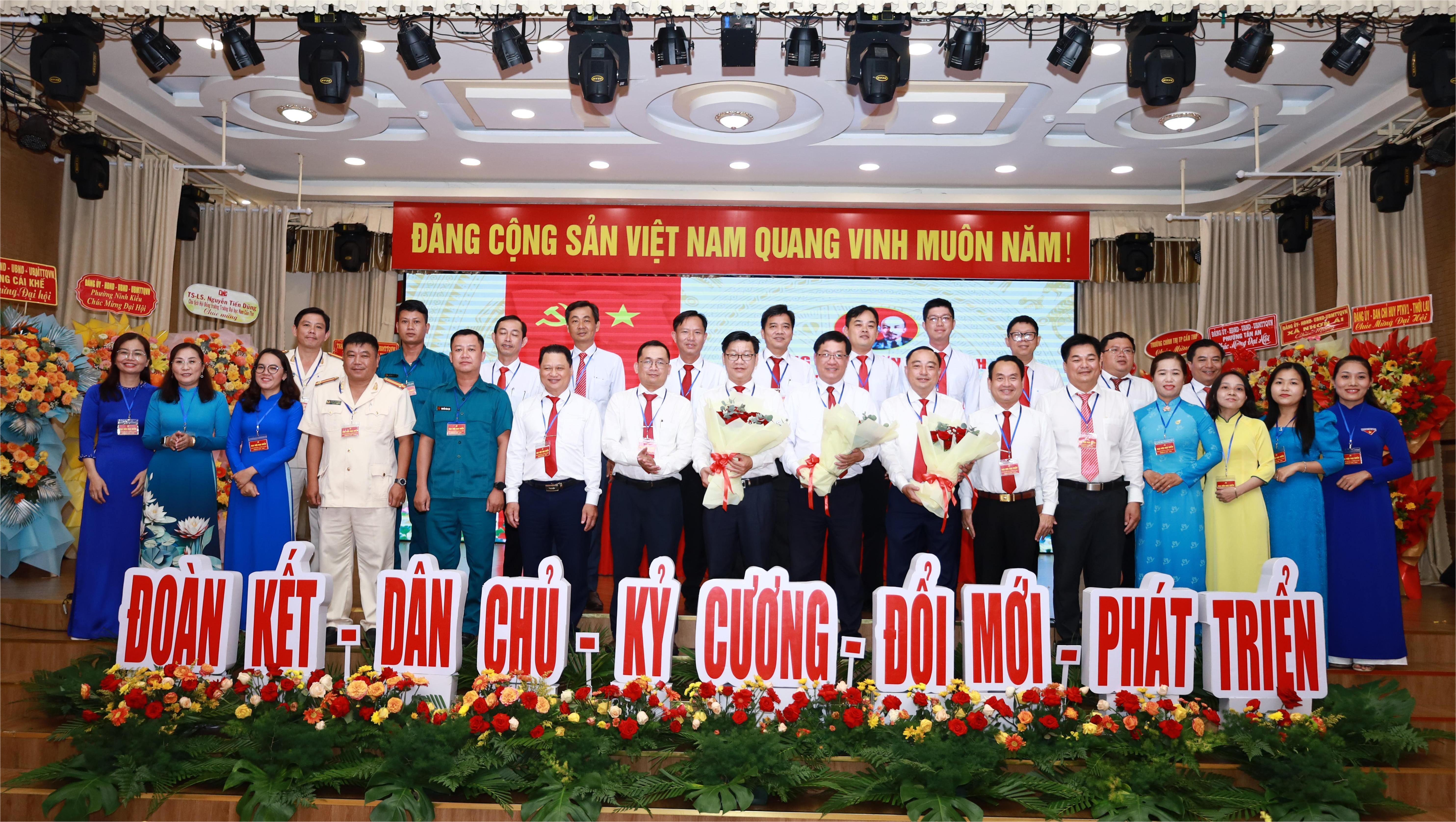 Ban chấp hành Đảng bộ Phường An Bình ra mắt Đại hội.