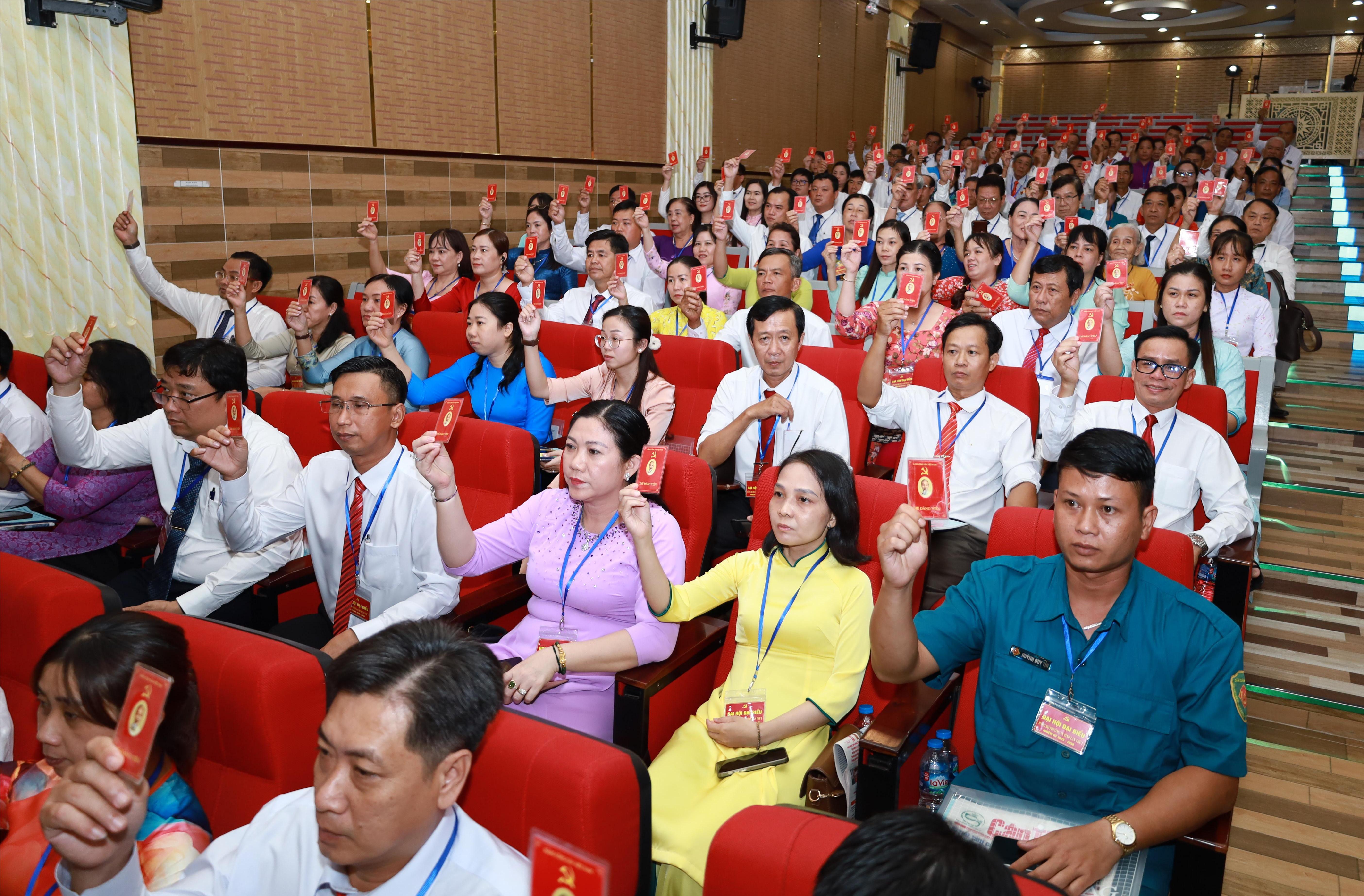 Các đại biểu biểu quyết thông qua Dự thảo Nghị quyết Đại hội đại biểu phường An Bình nhiệm kỳ 2025 - 2030.