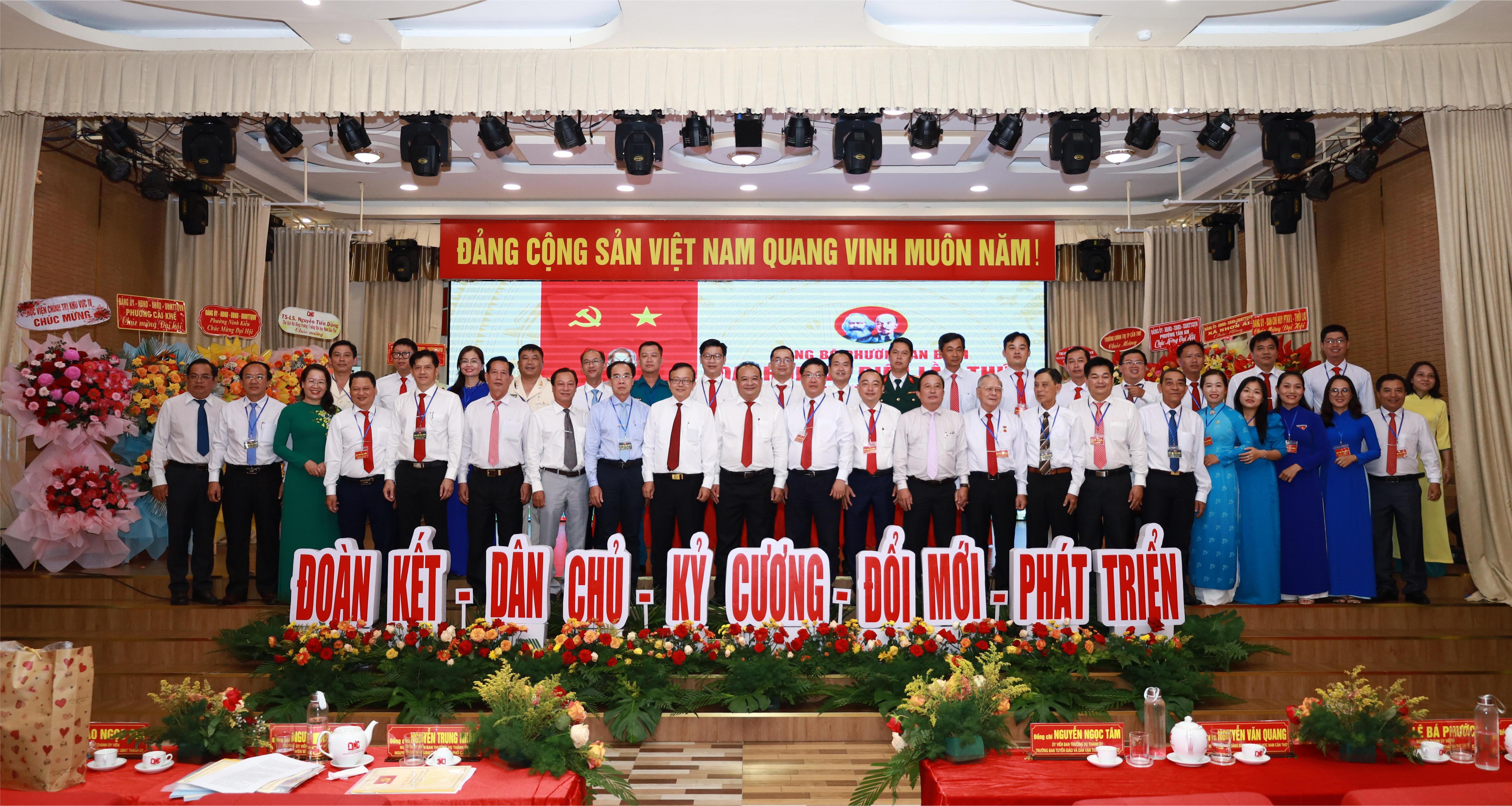 Các đại biểu chụp hình lưu niệm cùng Ban chấp hành Đảng bộ phường An Bình.