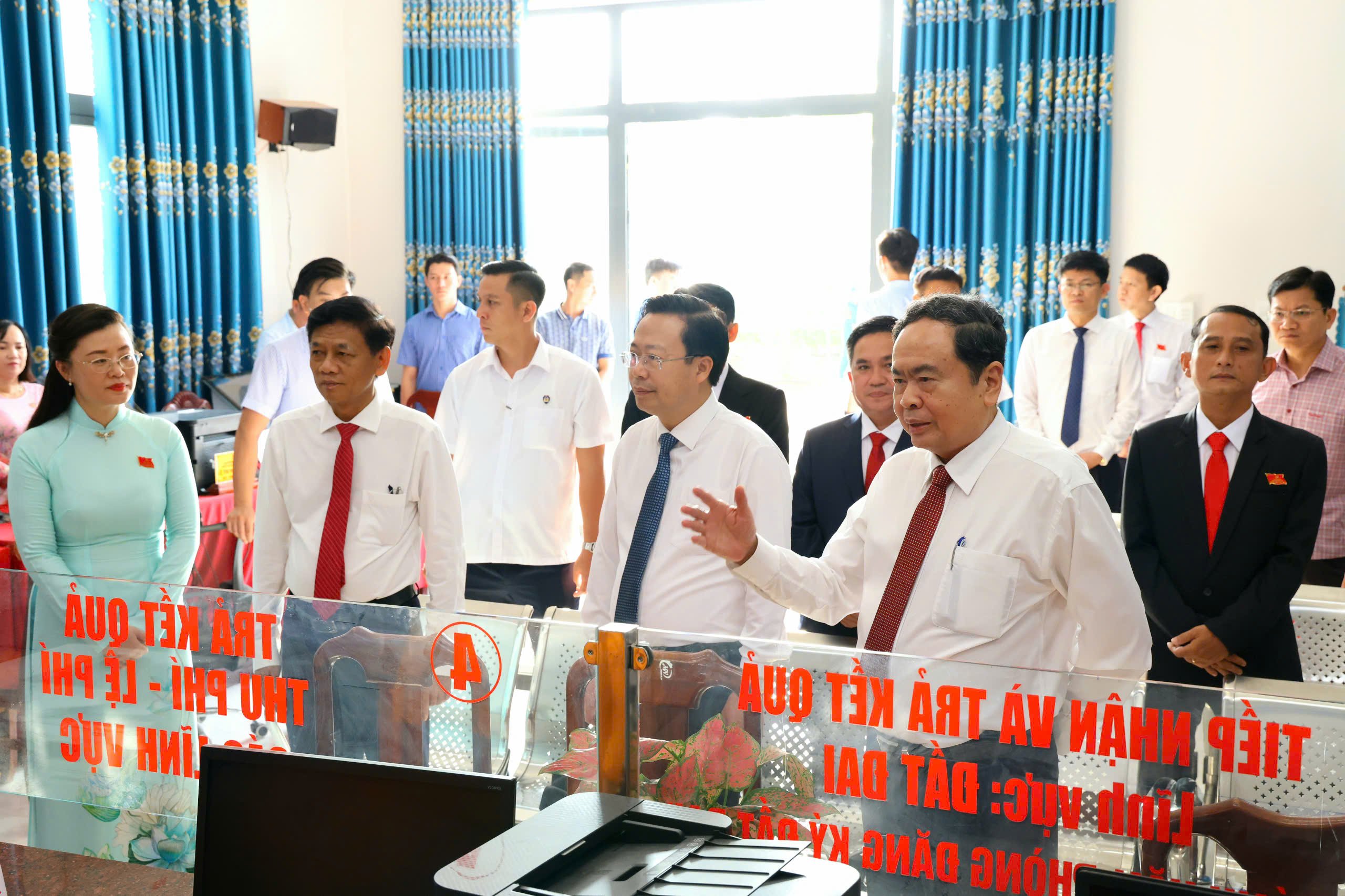 Trước khi dự Đại hội, Chủ tịch Quốc hội Trần Thanh Mẫn và các đại biểu đã thăm Trung tâm phục vụ hành chính công xã Thạnh Xuân.
