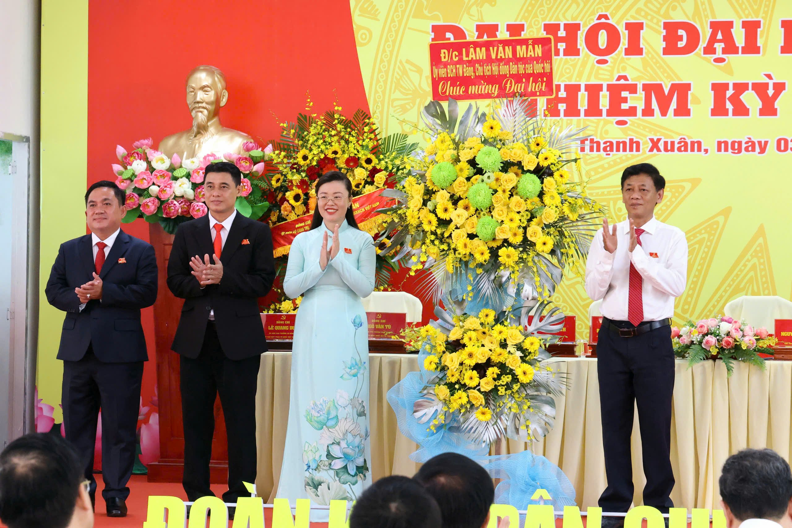 Ông Lâm Văn Mẫn - Ủy viên BCH Trung ương Đảng, Chủ tịch Hội đồng Dân tộc Quốc hội tặng hoa và Tranh 3D Nhà Quốc hội chúc mừng Đại hội.