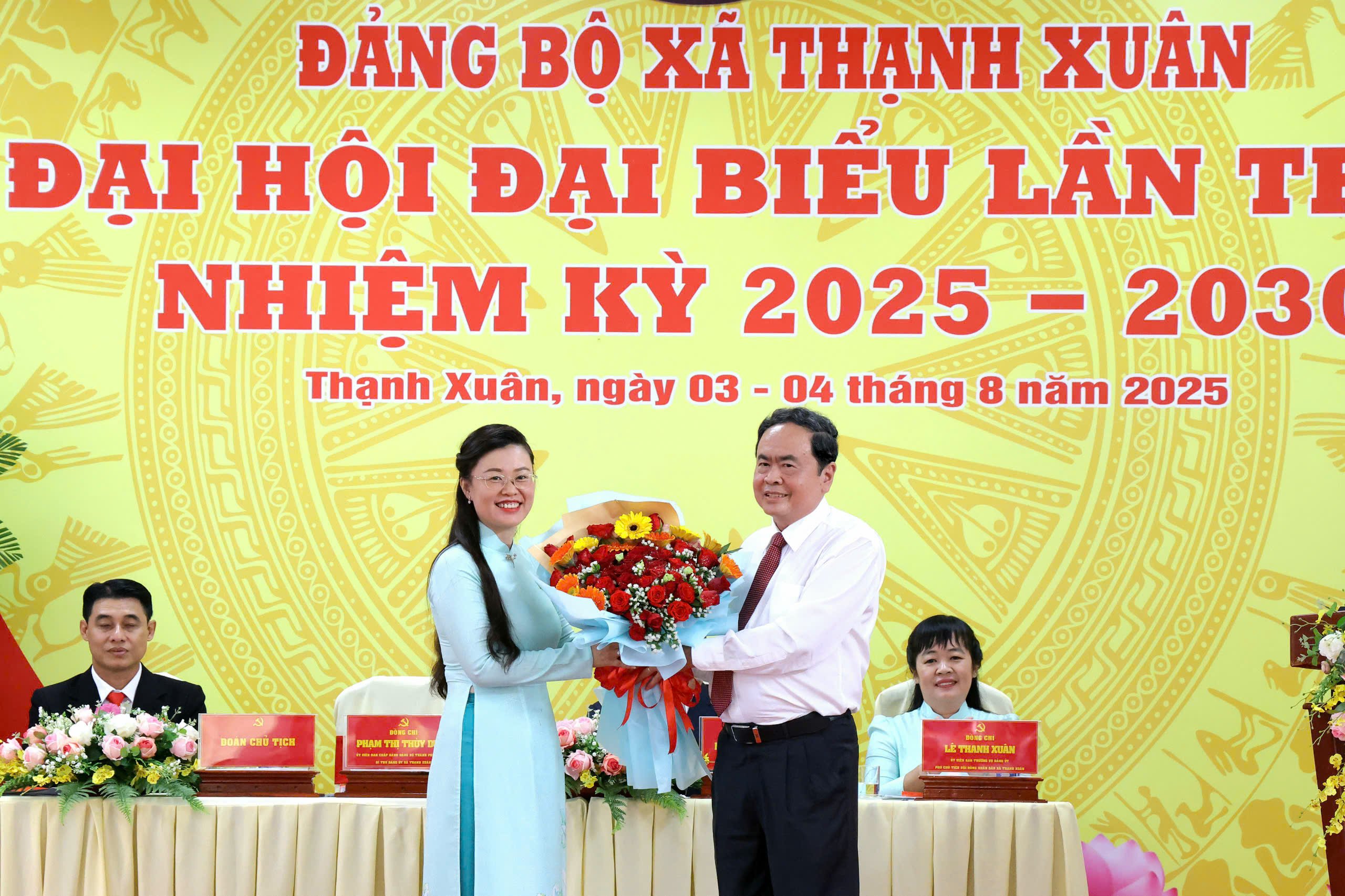 Chủ tịch Quốc hội Trần Thanh Mẫn chúc mừng Bí thư Đảng ủy xã Thạnh Xuân Phạm Thị Thùy Dung.