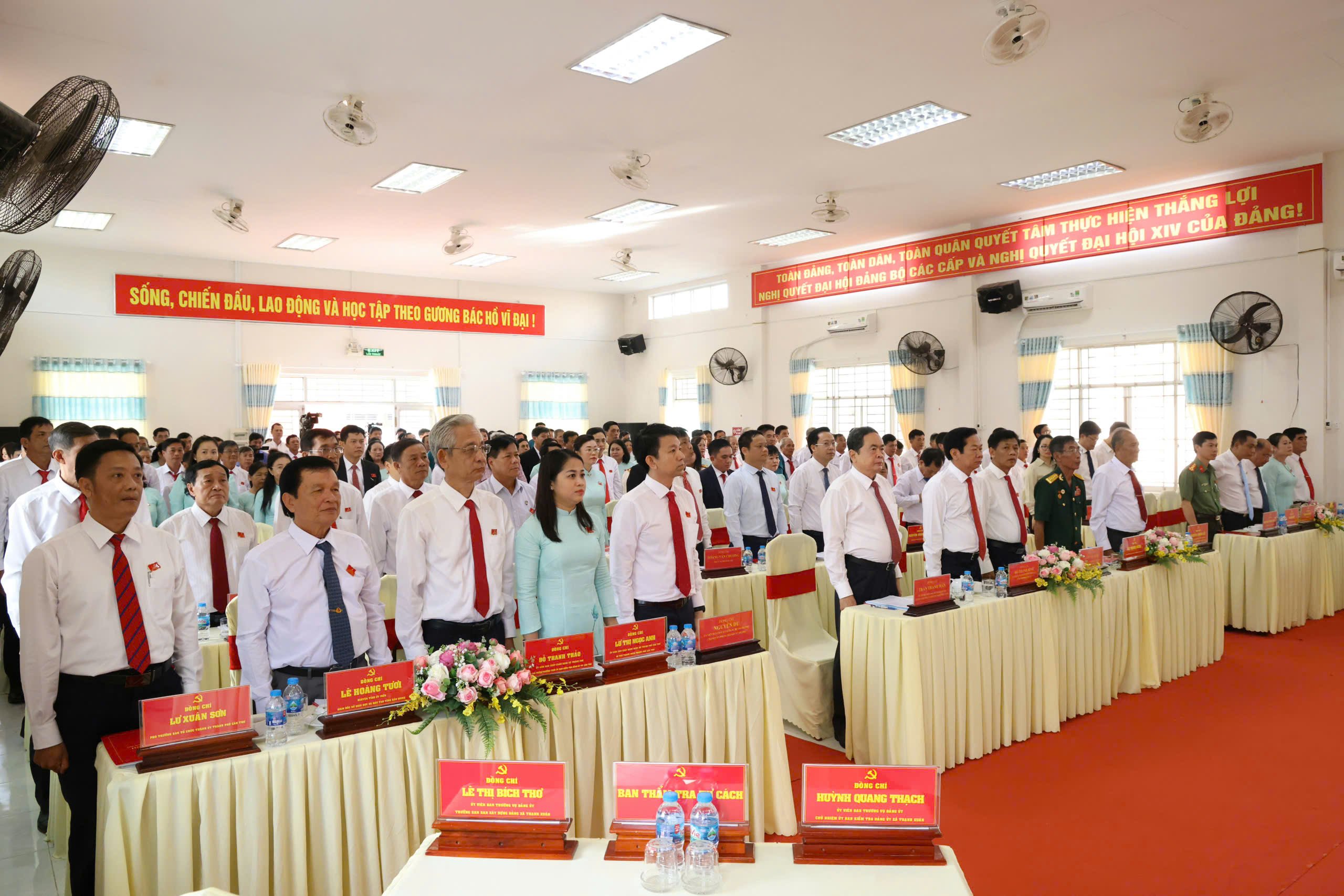Các đại biểu thực hiện nghi thức chào cờ.