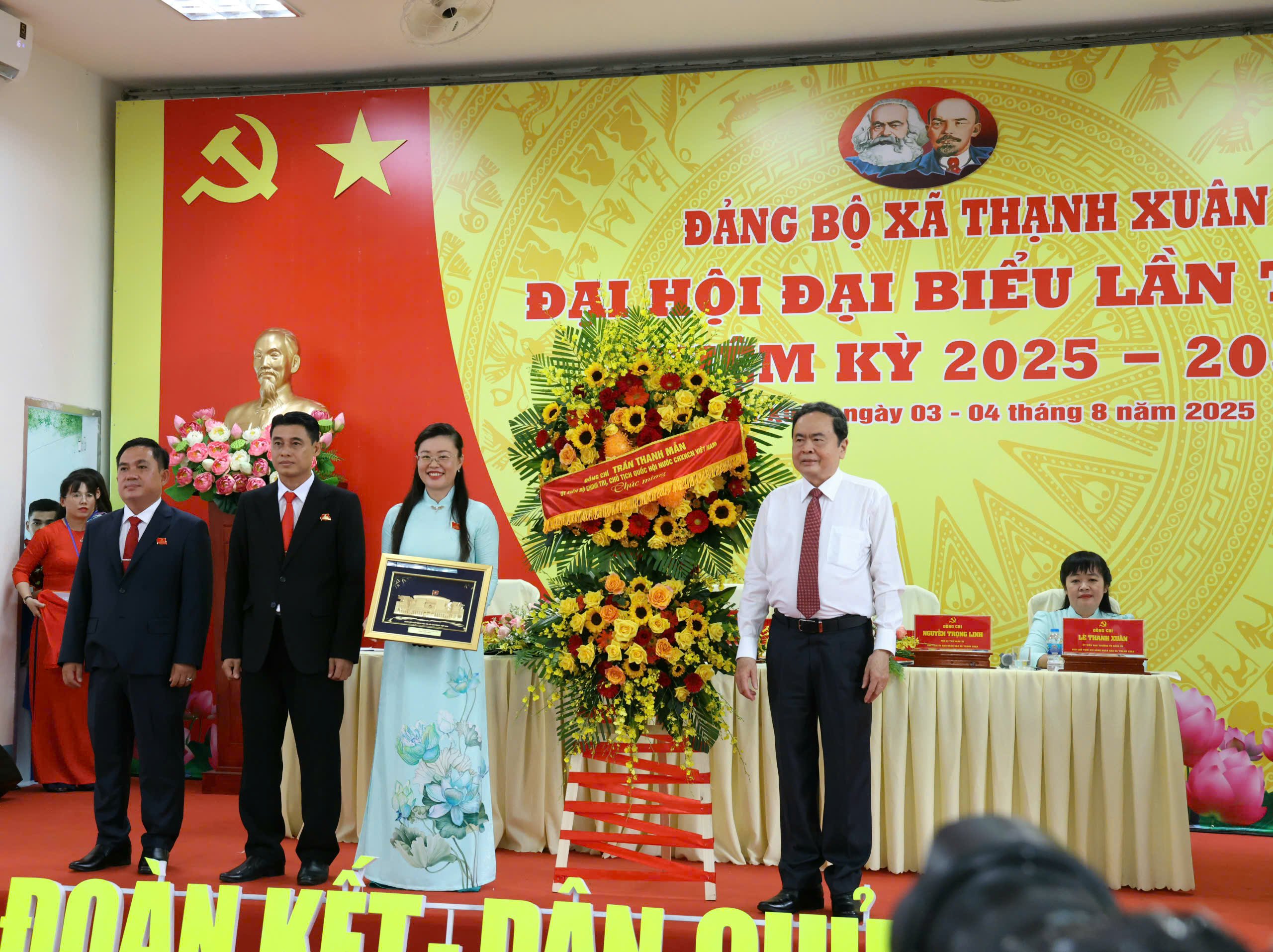 Chủ tịch Quốc hội Trần Thanh Mẫn tặng hoa và Tranh 3D Nhà Quốc hội chúc mừng Đại hội.