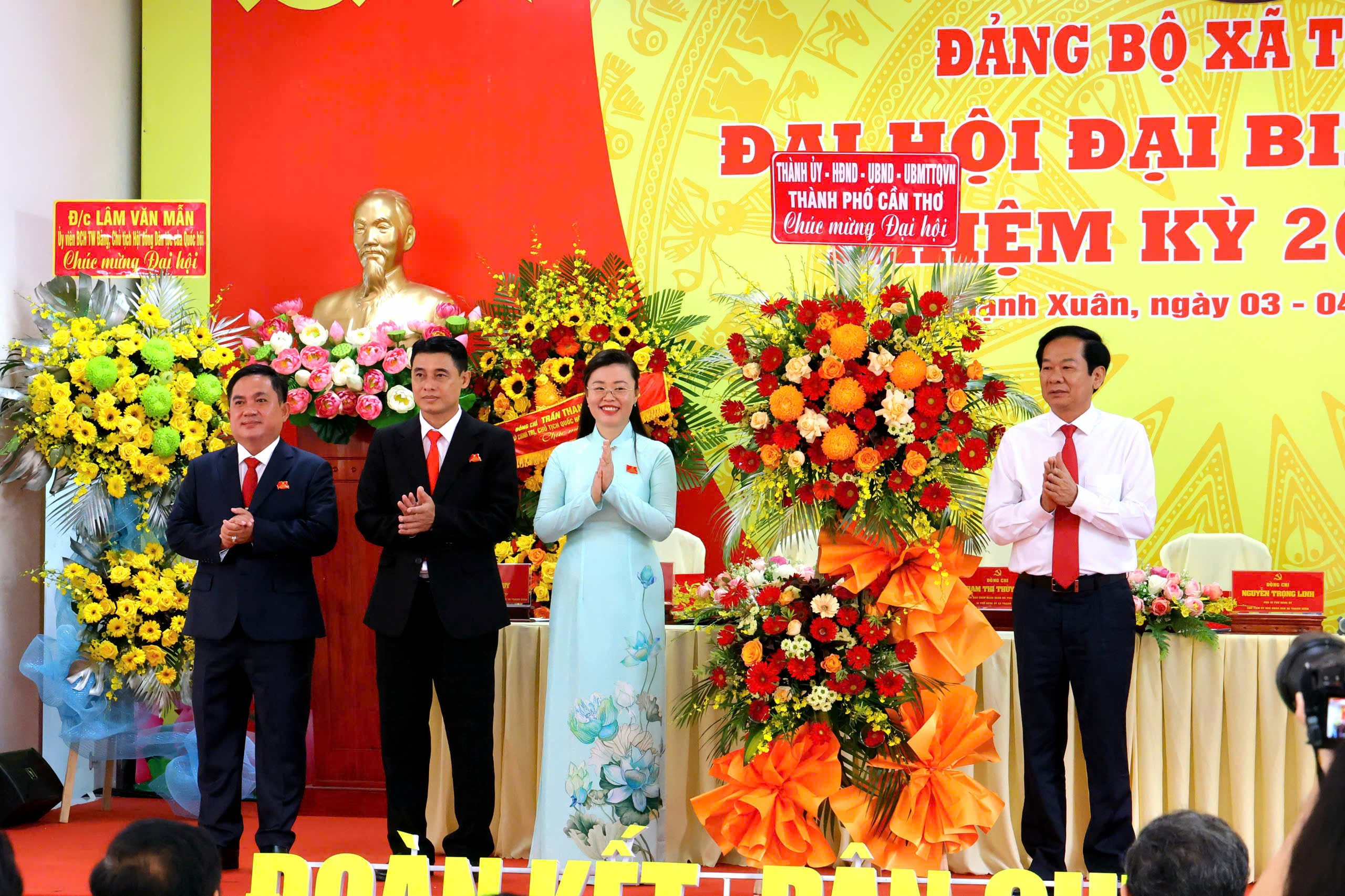 Ông Đỗ Thanh Bình - Ủy viên BCH Trung ương Đảng, Bí thư Thành ủy Cần Thơ tặng hoa chúc mừng Đại hội.