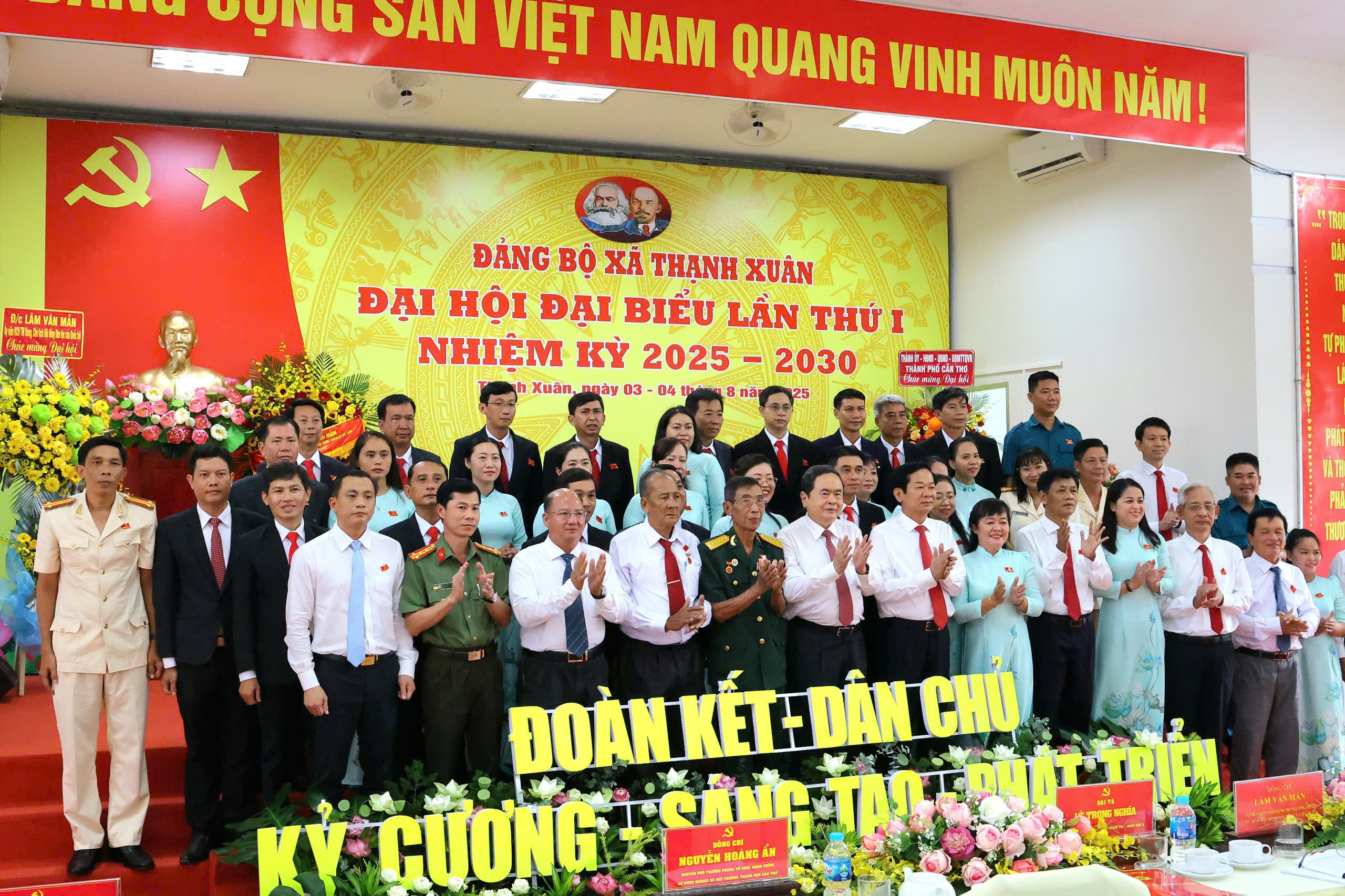 Chủ tịch Quốc hội Trần Thanh Mẫn và các đại biểu chụp hình lưu niệm cùng Ban chấp hành Đảng bộ xã Thạnh Xuân.