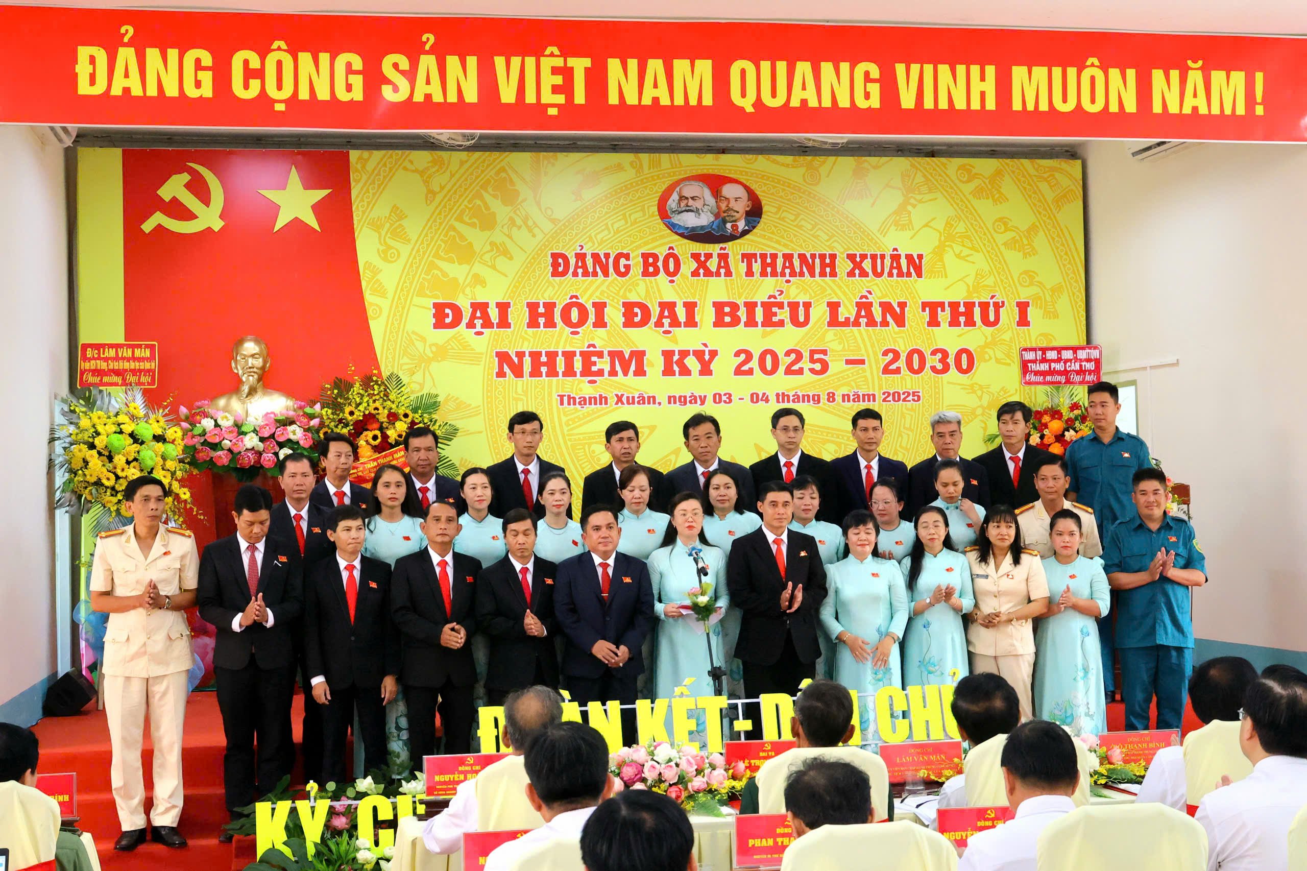 Ban chấp hành Đảng bộ xã Thạnh Xuân ra mắt Đại hội.