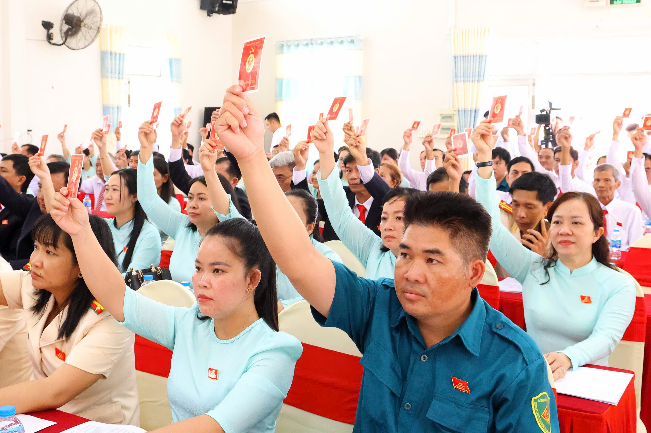 Các đại biểu biểu quyết thông qua Dự thảo Nghị quyết Đại hội đại biểu xã Thạnh Xuân nhiệm kỳ 2025 - 2030.