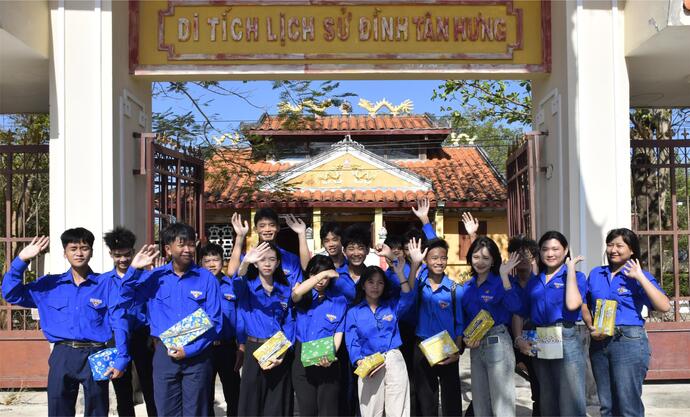 Thường xuyên giáo dục truyền thống cho thế hệ trẻ tại Đình Tân Hưng.