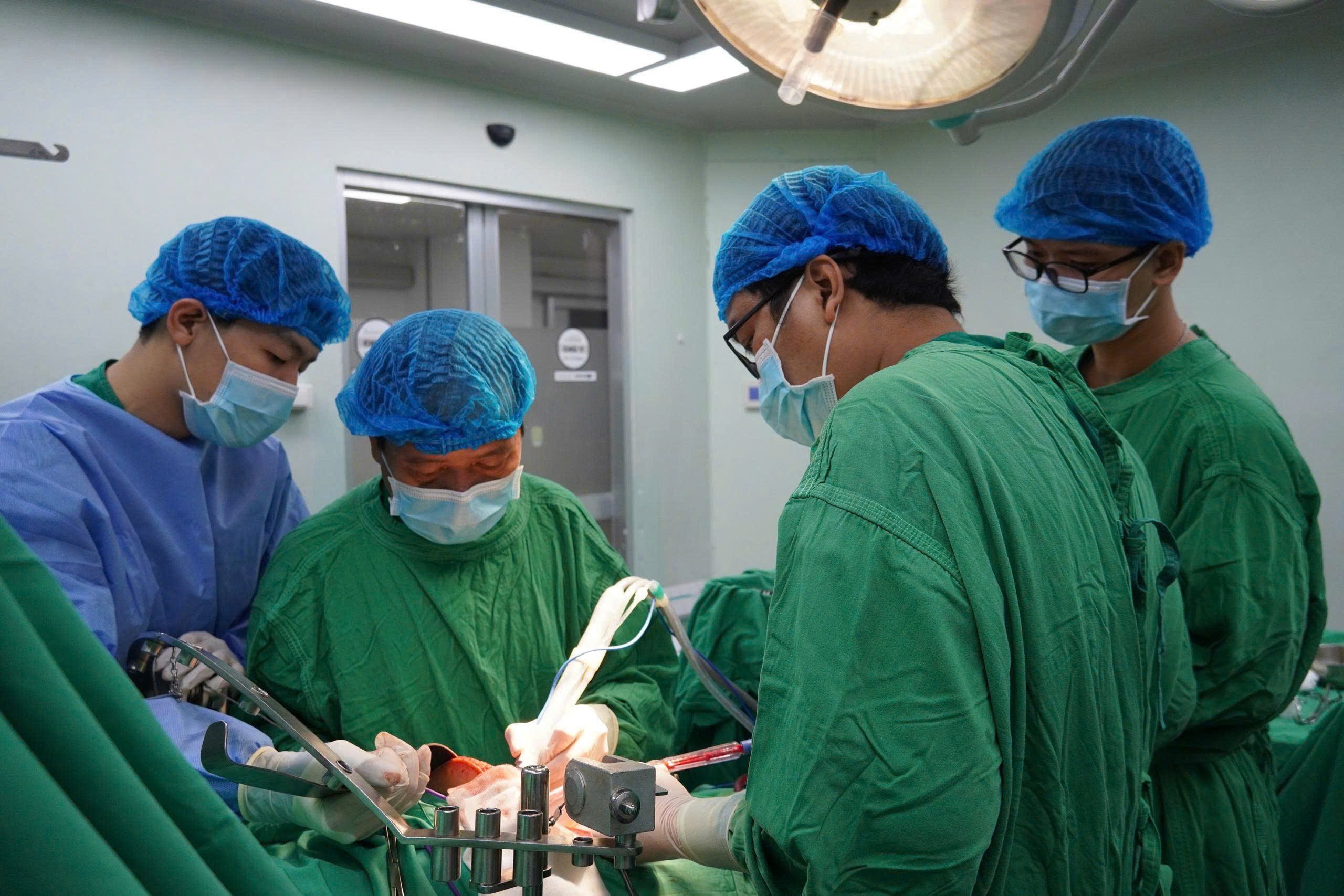 Ê-kíp phẫu thuật. Ảnh:BVCC.