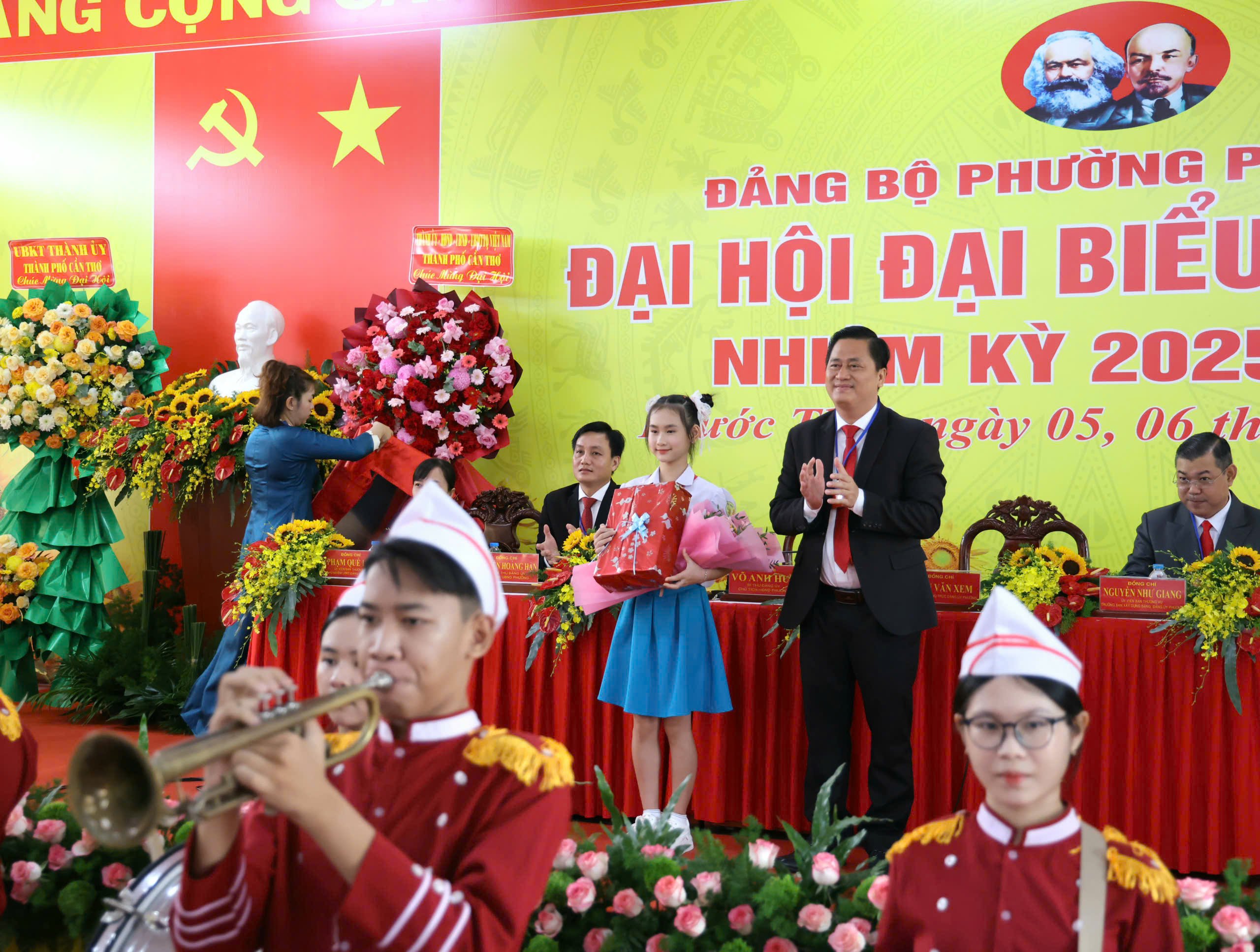 Ông Võ Anh Huy - Bí thư Đảng ủy phường Phước Thới tặng quà cho thiếu nhi.
