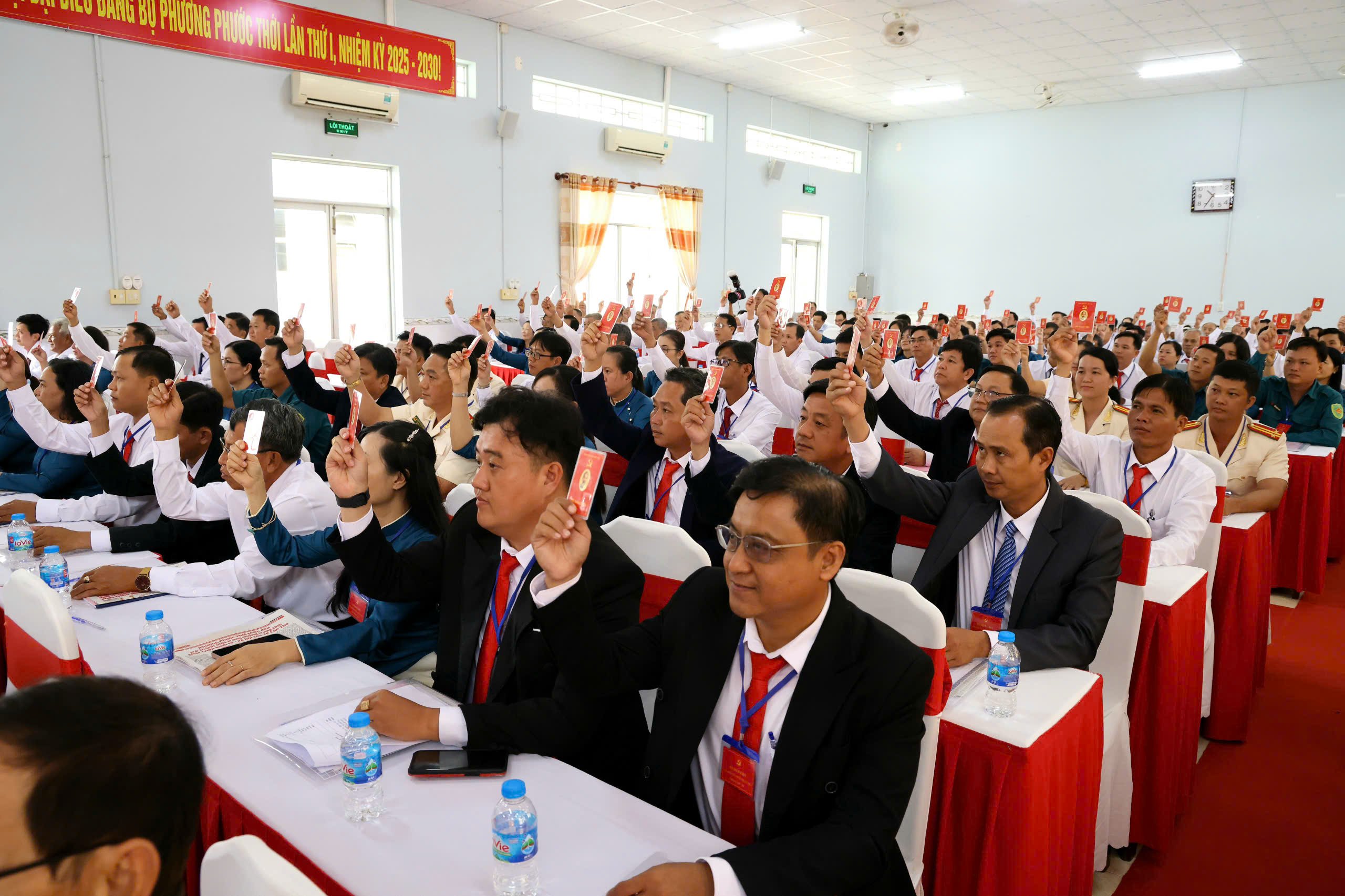 Các đại biểu biểu quyết thông qua Dự thảo Nghị quyết Đại hội đại biểu phường Phước Thới nhiệm kỳ 2025 - 2030.