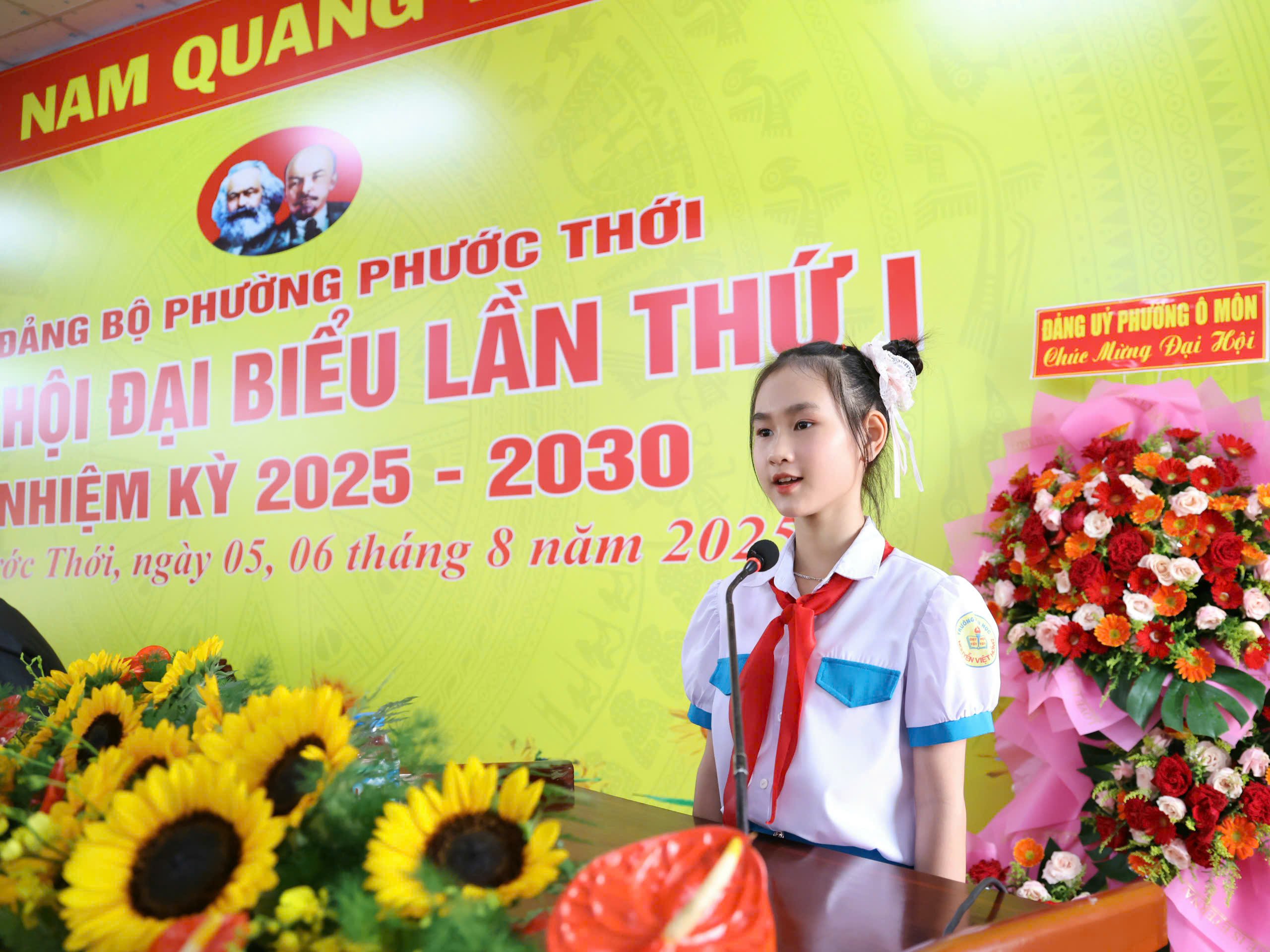 Đại diện thiếu nhi phát biểu chúc mừng Đại hội.