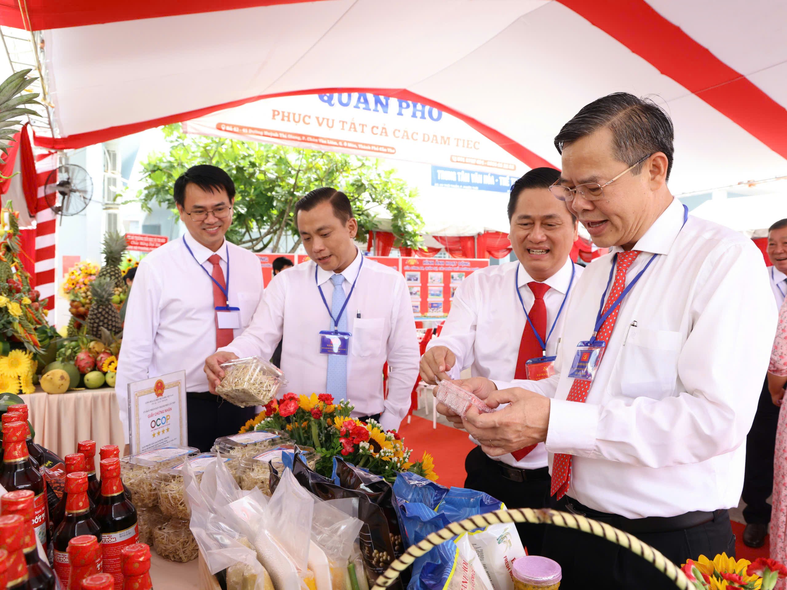 Ông Trương Cảnh Tuyên (bìa phải) - Phó Bí thư Thành ủy Cần Thơ và các đại biểu tham quan trưng bày sản phẩm OCOP, sản phẩm đặc trưng của địa phương