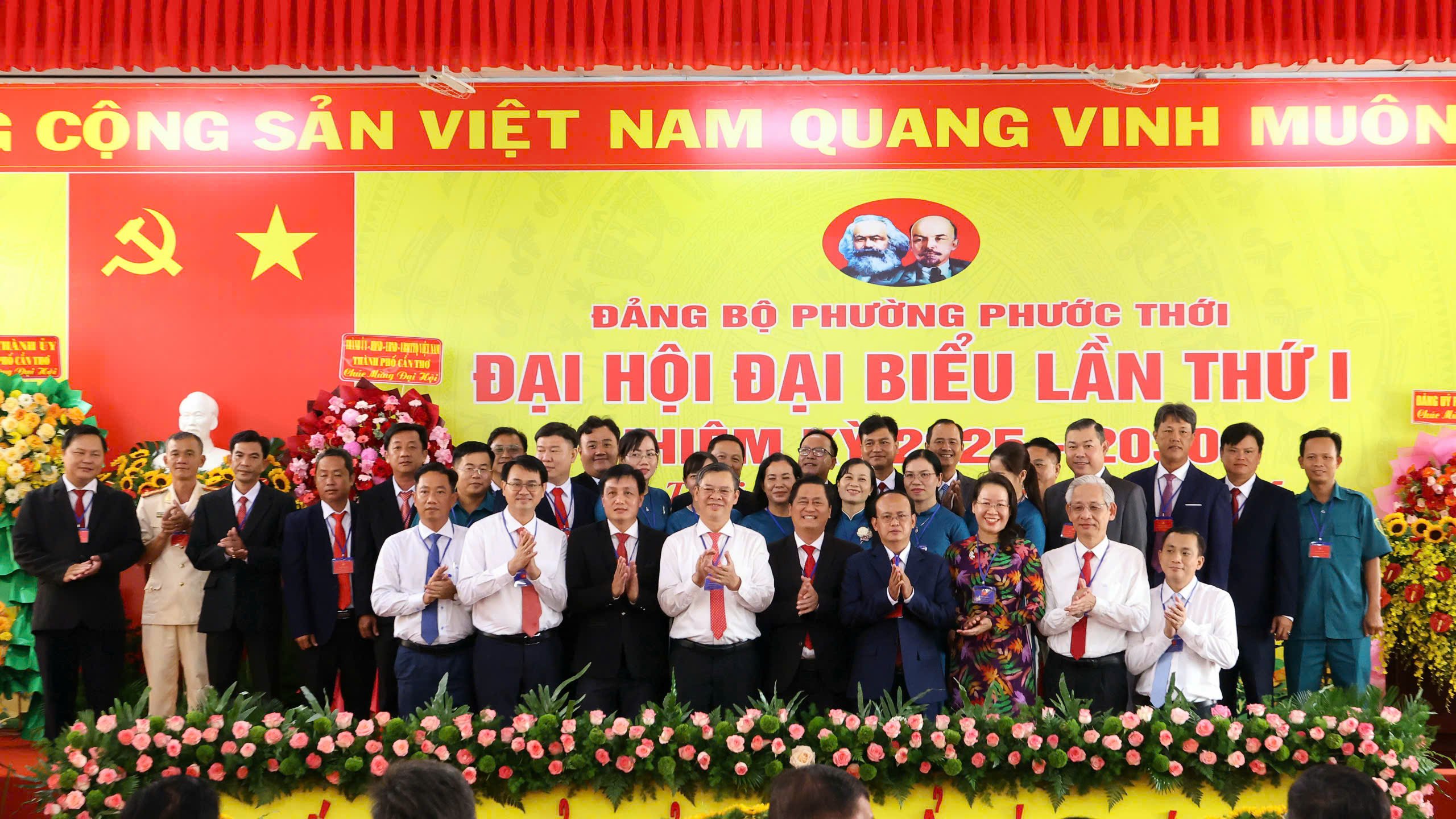 Các đại biểu chụp hình lưu niệm cùng Ban chấp hành Đảng bộ Phường Phước Thới.