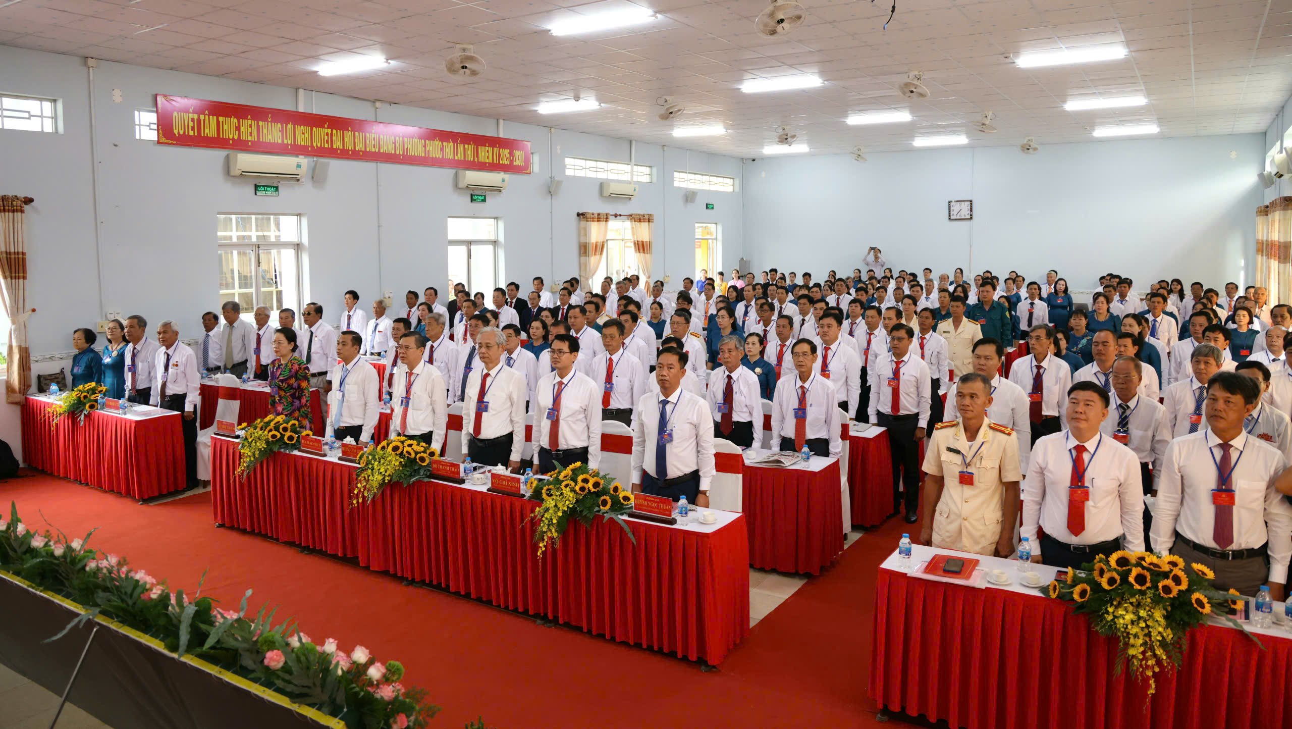 Đại hội thực hiện nghi thức chào cờ.
