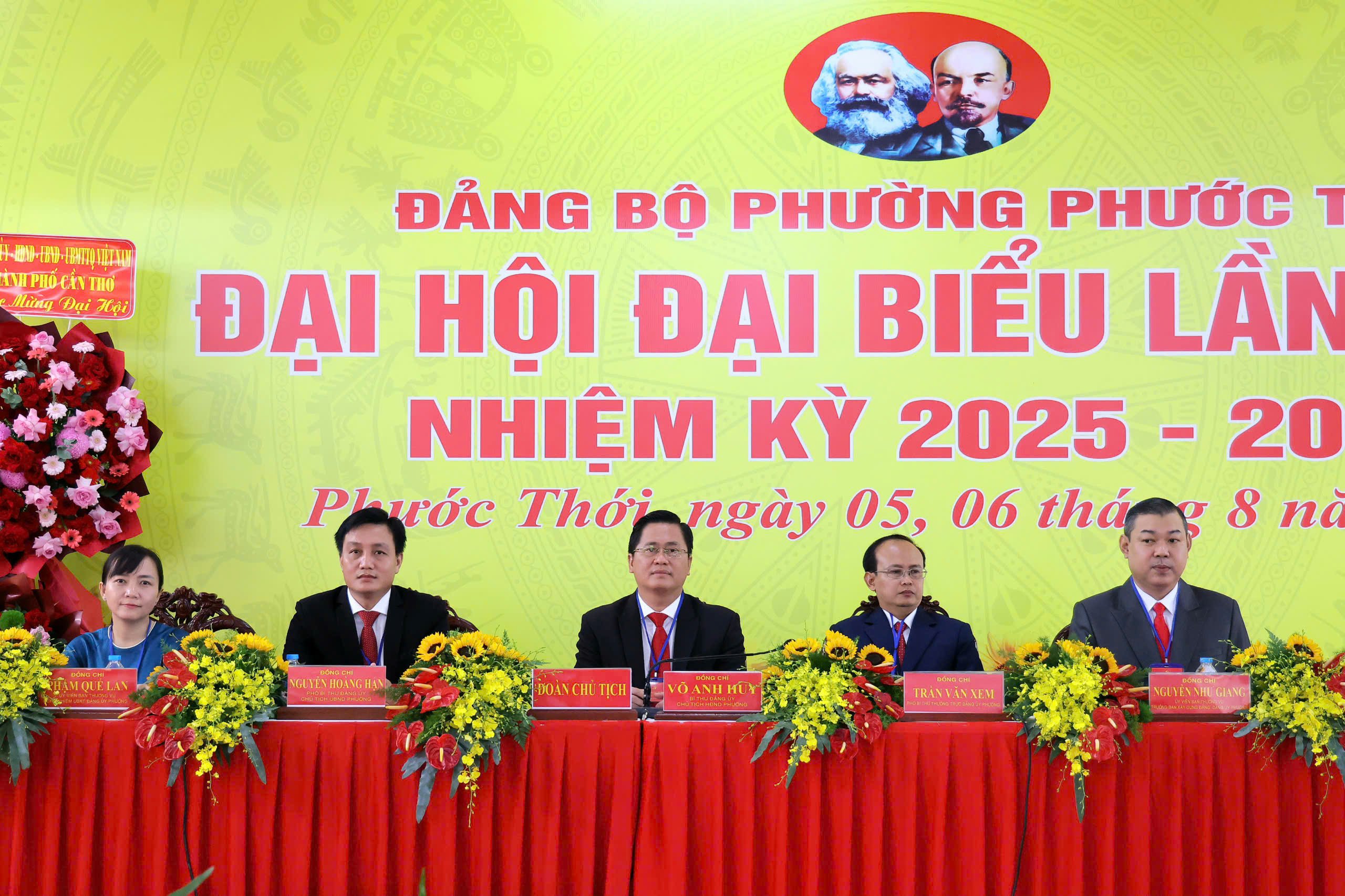 Đoàn Chủ tịch Đại hội.